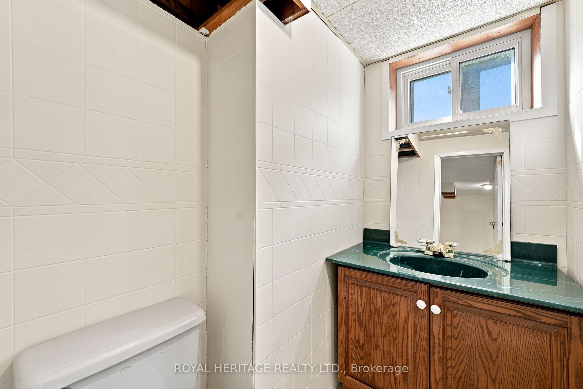 471 Rossland Road E Property Photo 26