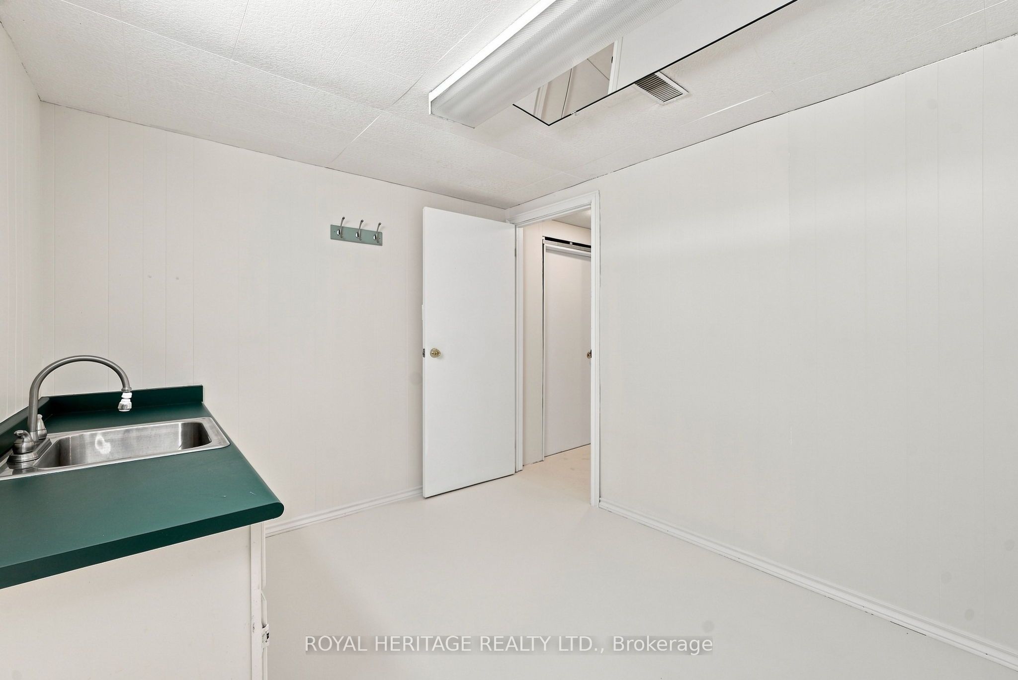 471 Rossland Road E Property Photo 29