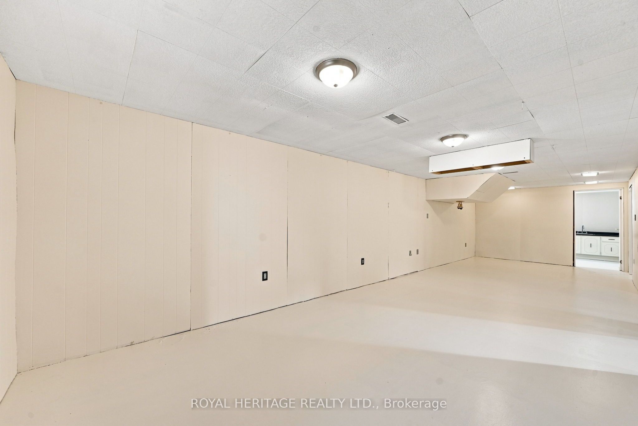 471 Rossland Road E Property Photo 34