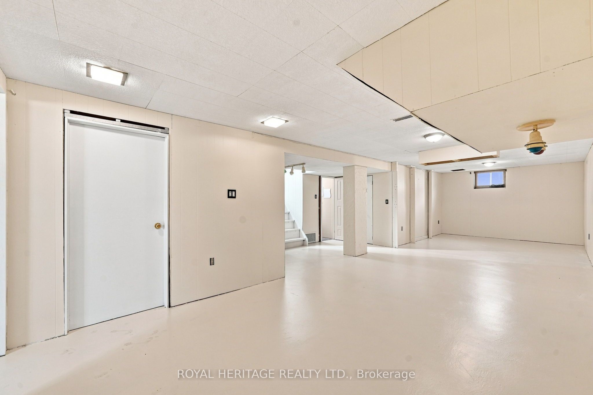 471 Rossland Road E Property Photo 35