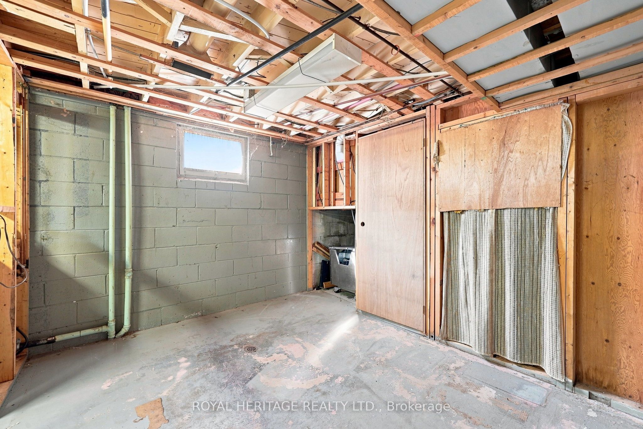 471 Rossland Road E Property Photo 39