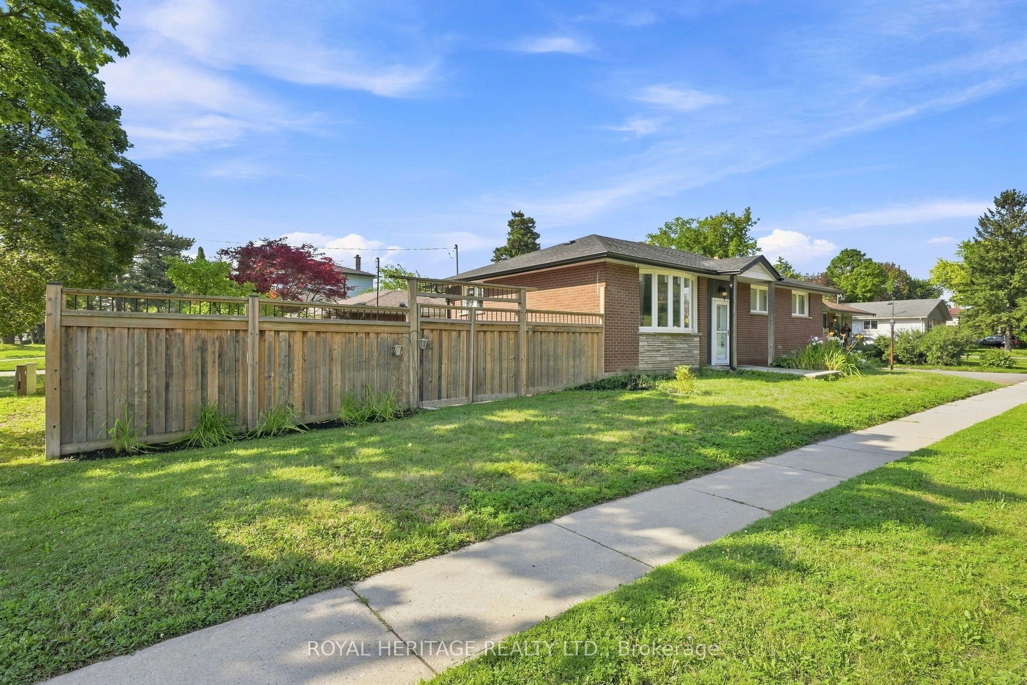 471 Rossland Road E Property Photo 44