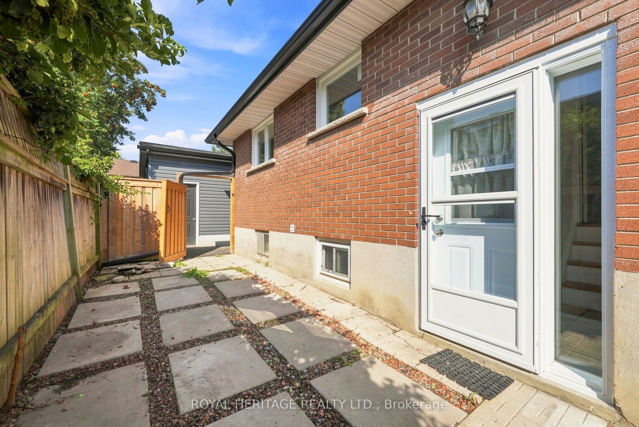 471 Rossland Road E Property Photo 45