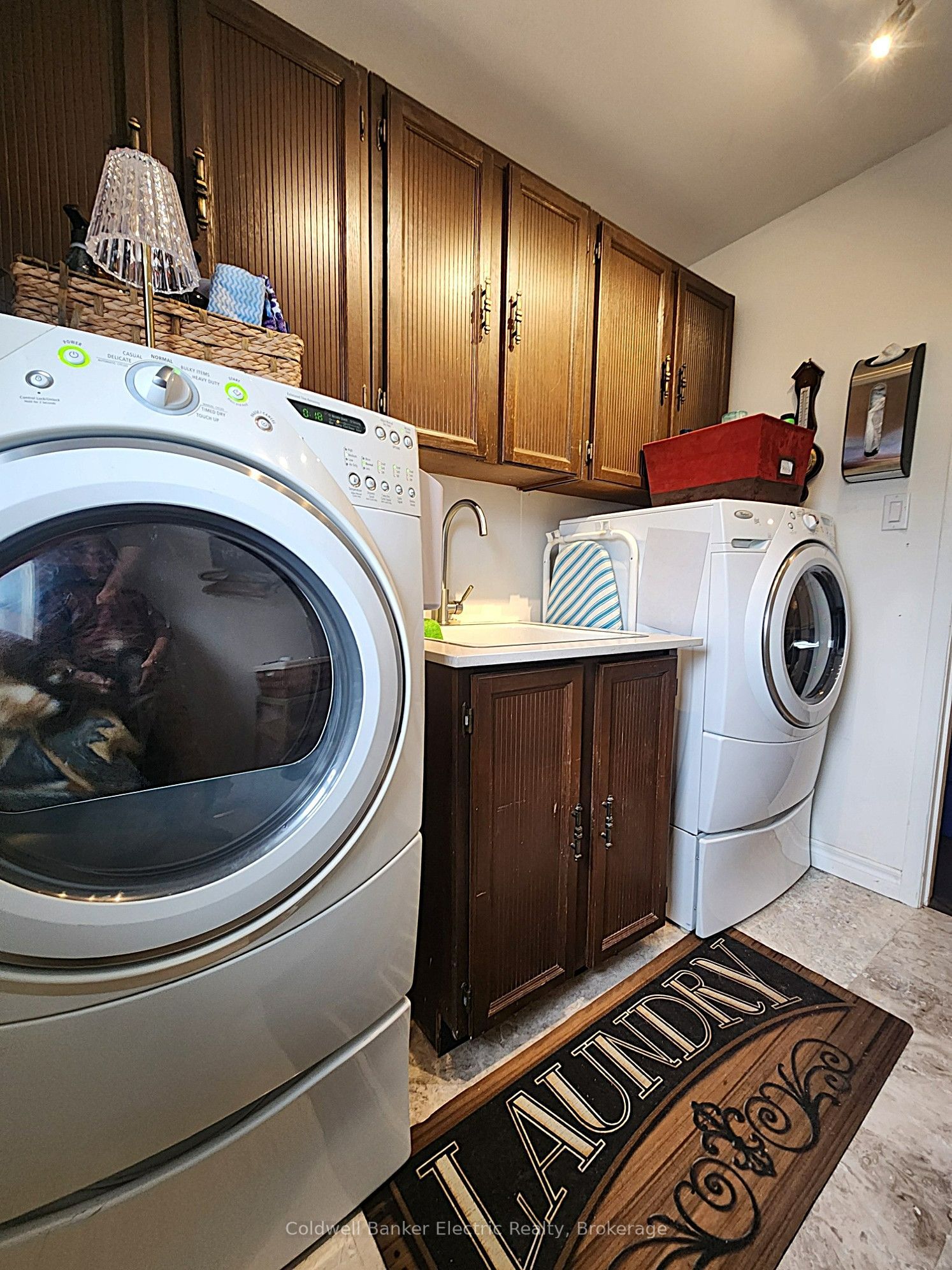 1007 Moorelands Crescent Property Photo 5
