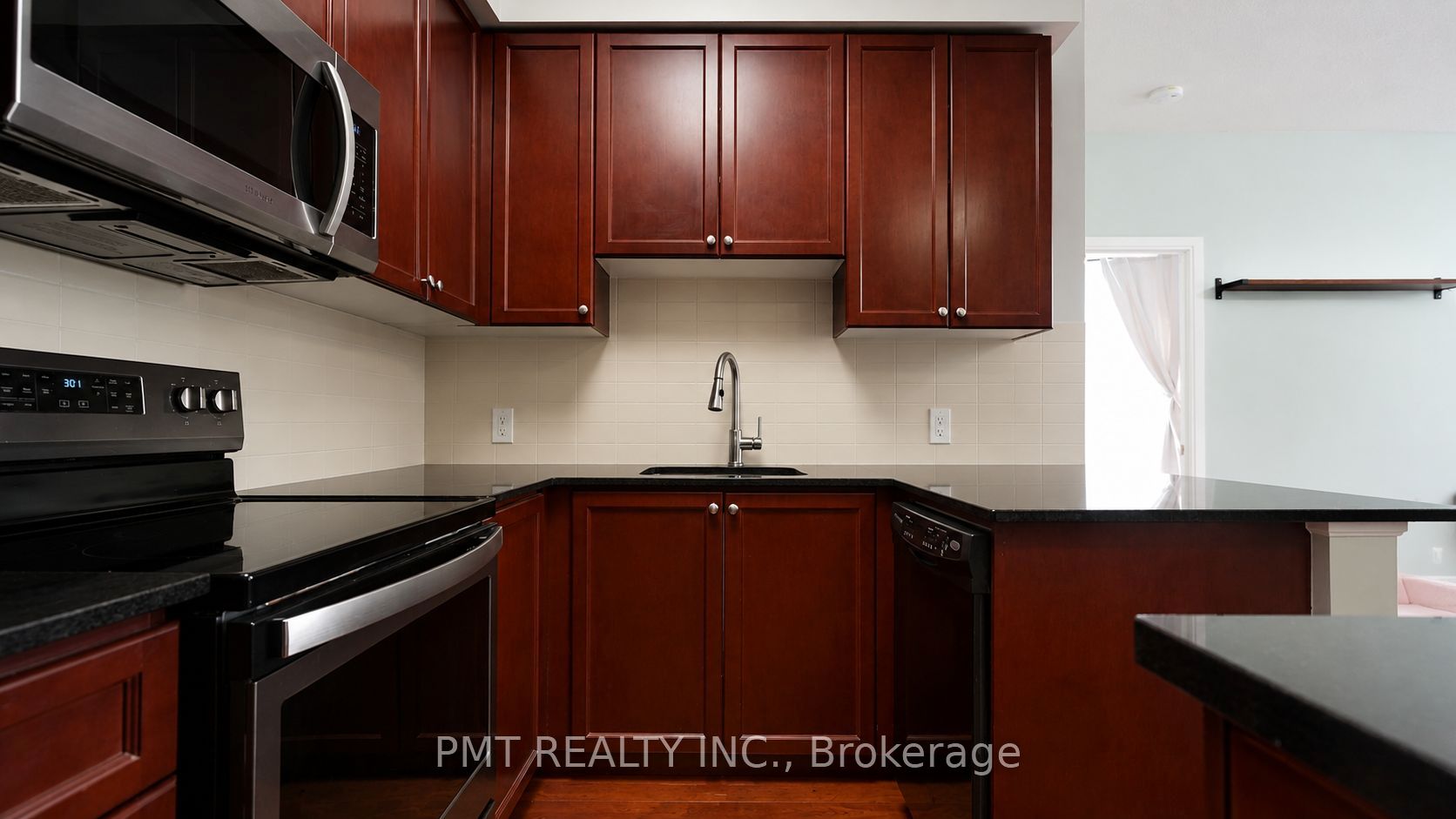 125 Village Green Square 309 Property Photo 4