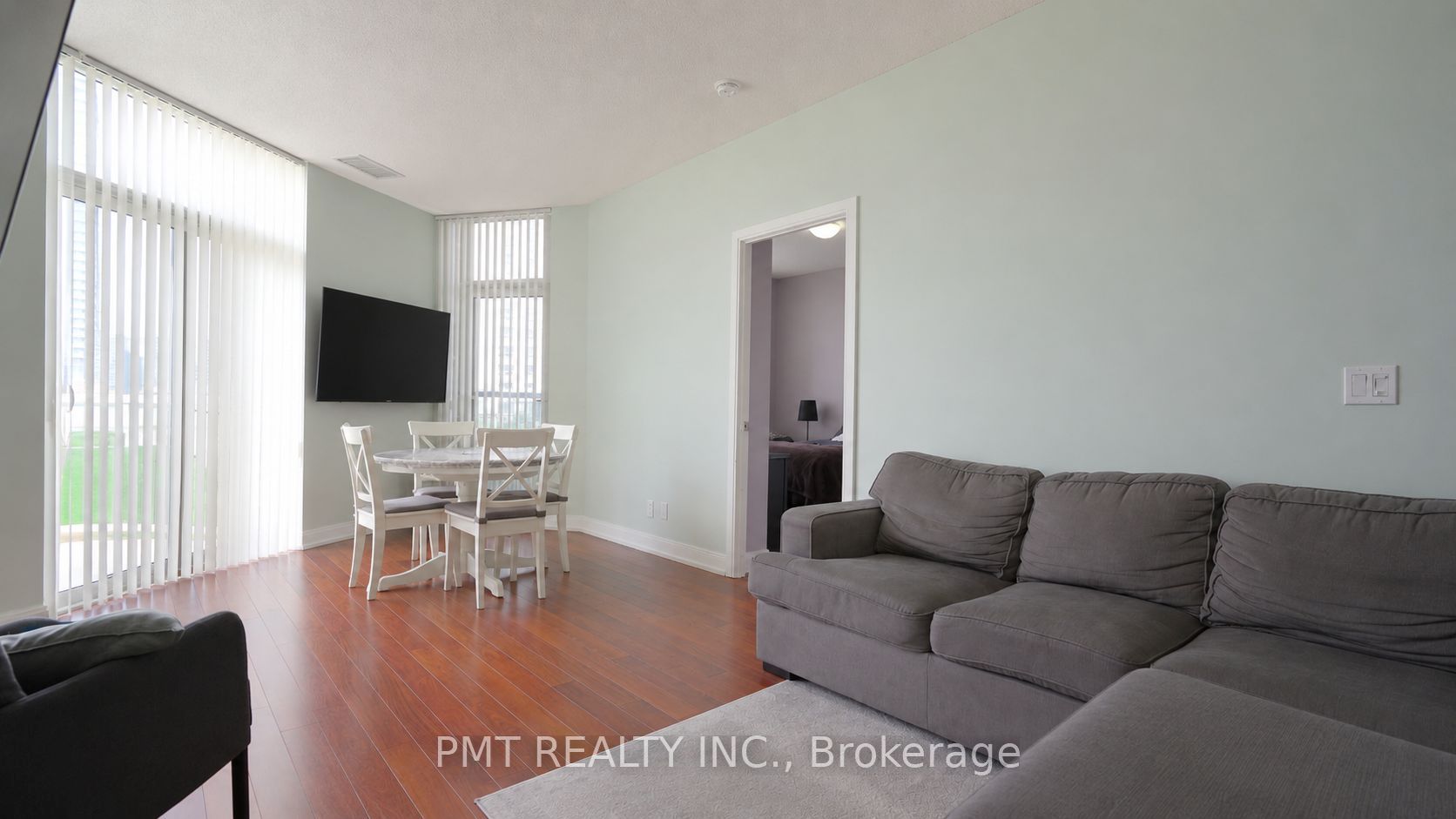 125 Village Green Square 309 Property Photo 6