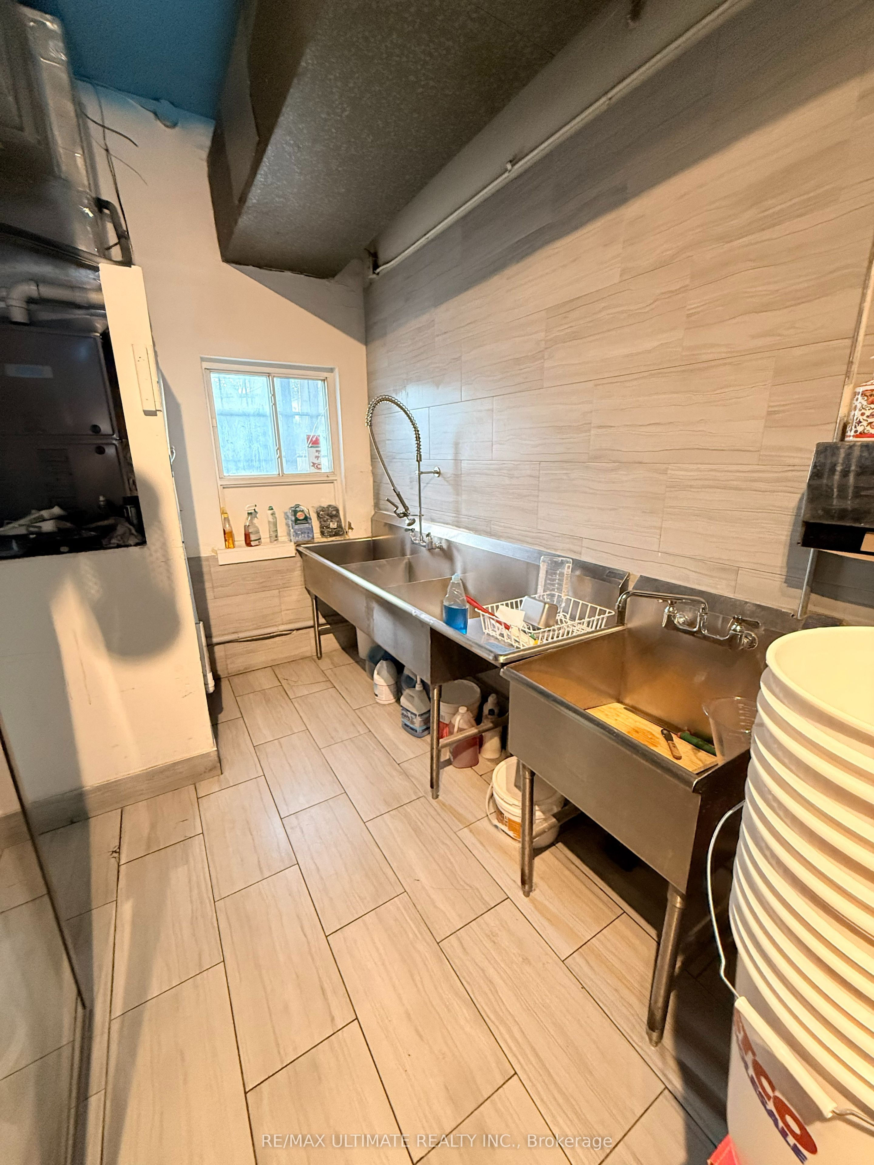 1027 Coxwell Avenue Property Photo 10