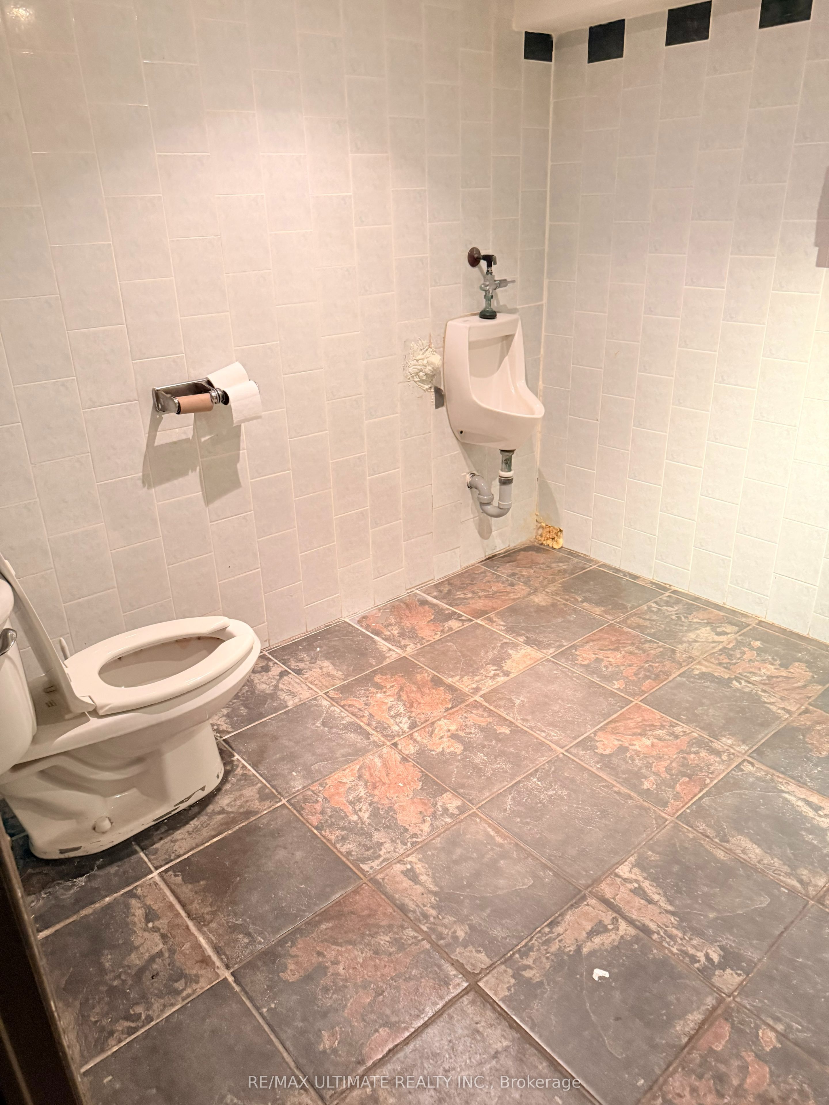1027 Coxwell Avenue Property Photo 18