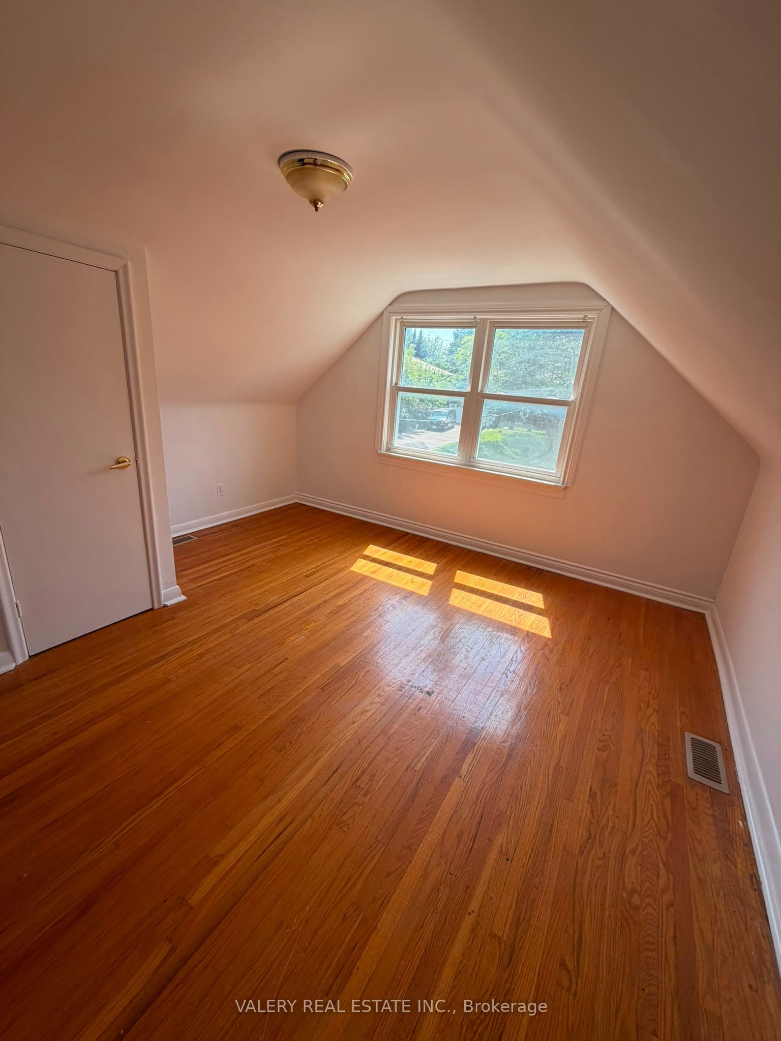 425 Livingston Road N Property Photo 4