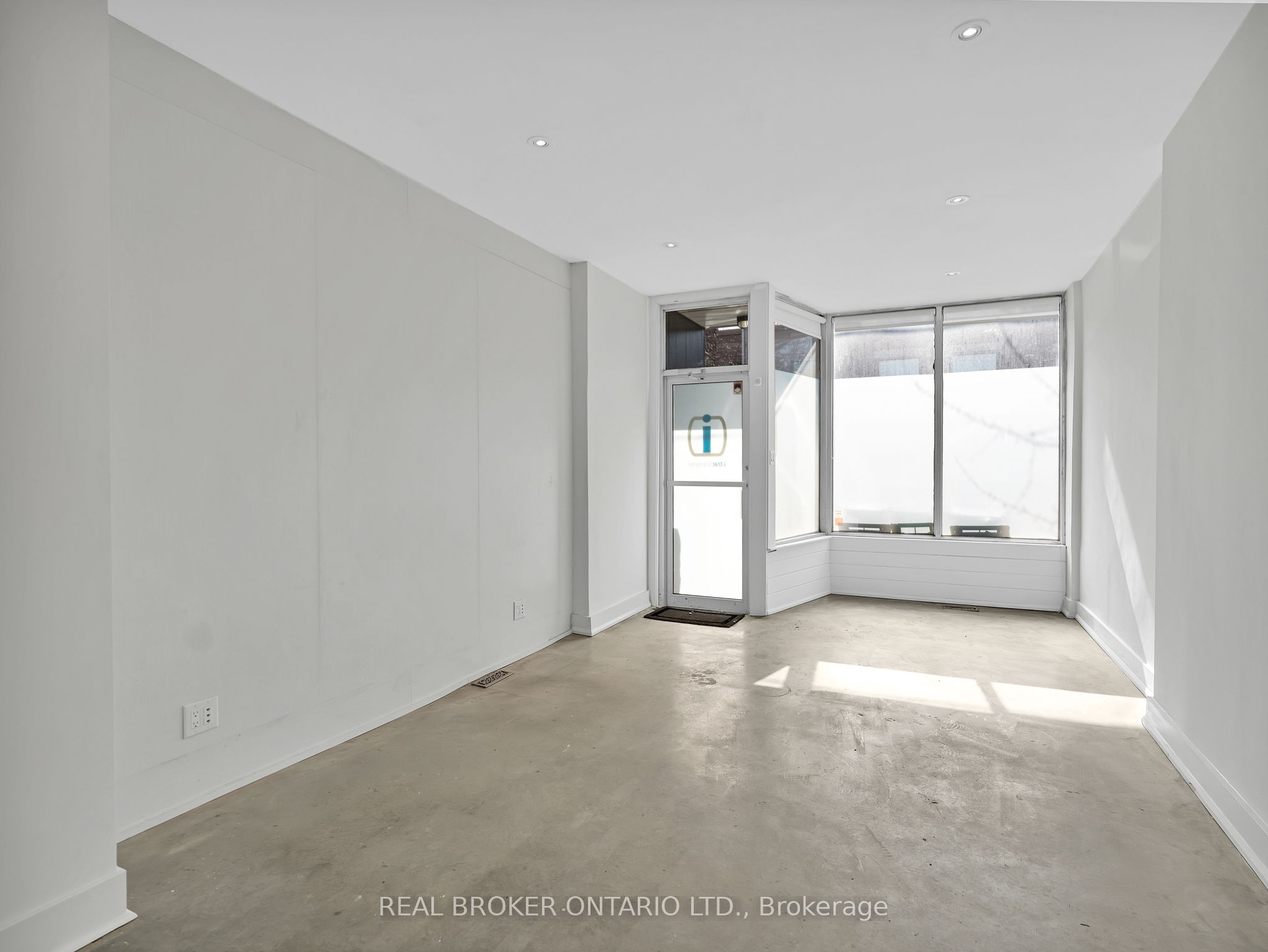 1928 Gerrard Street E Main Fl Property Photo 3