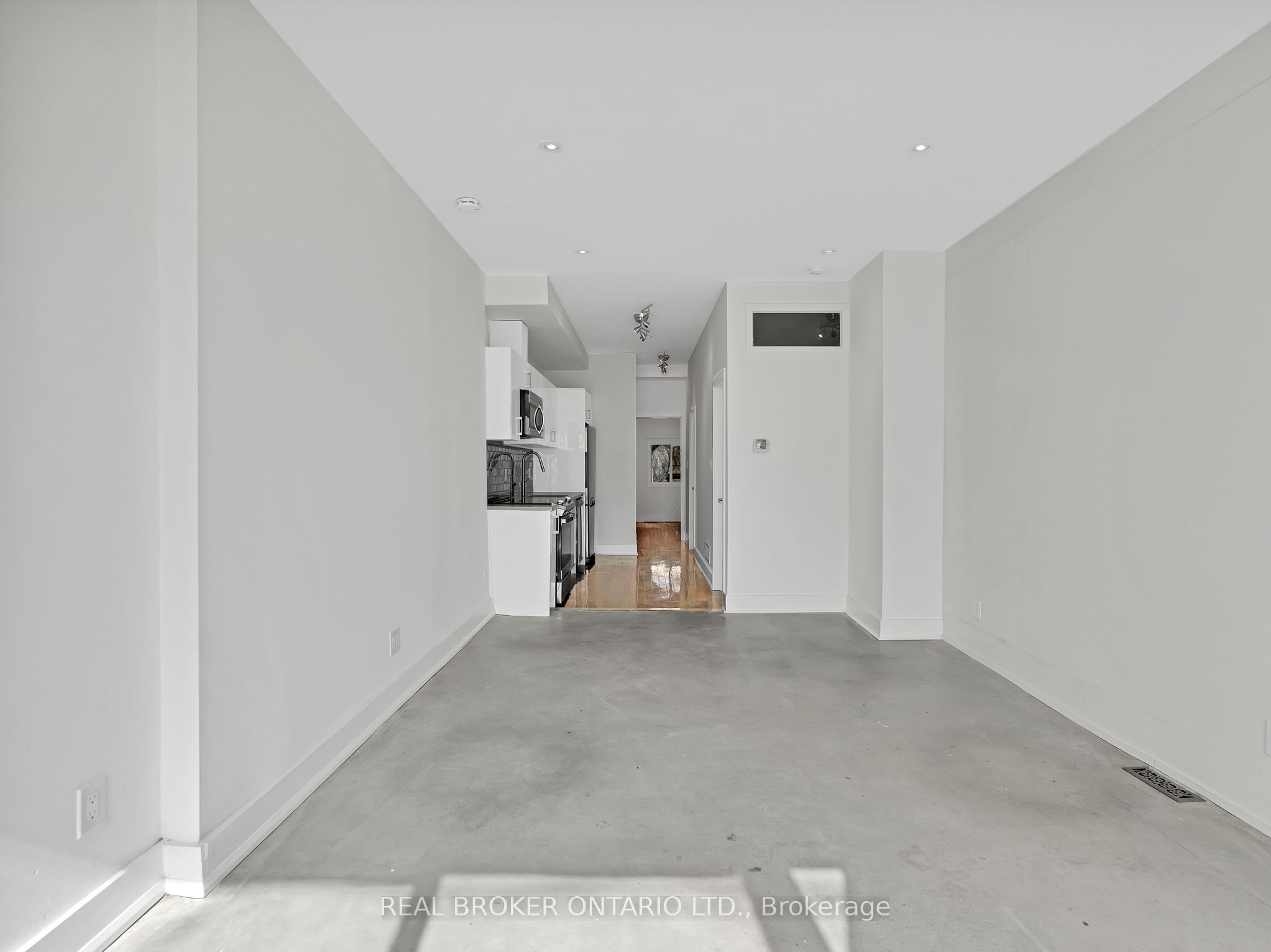 1928 Gerrard Street E Main Fl Property Photo 4