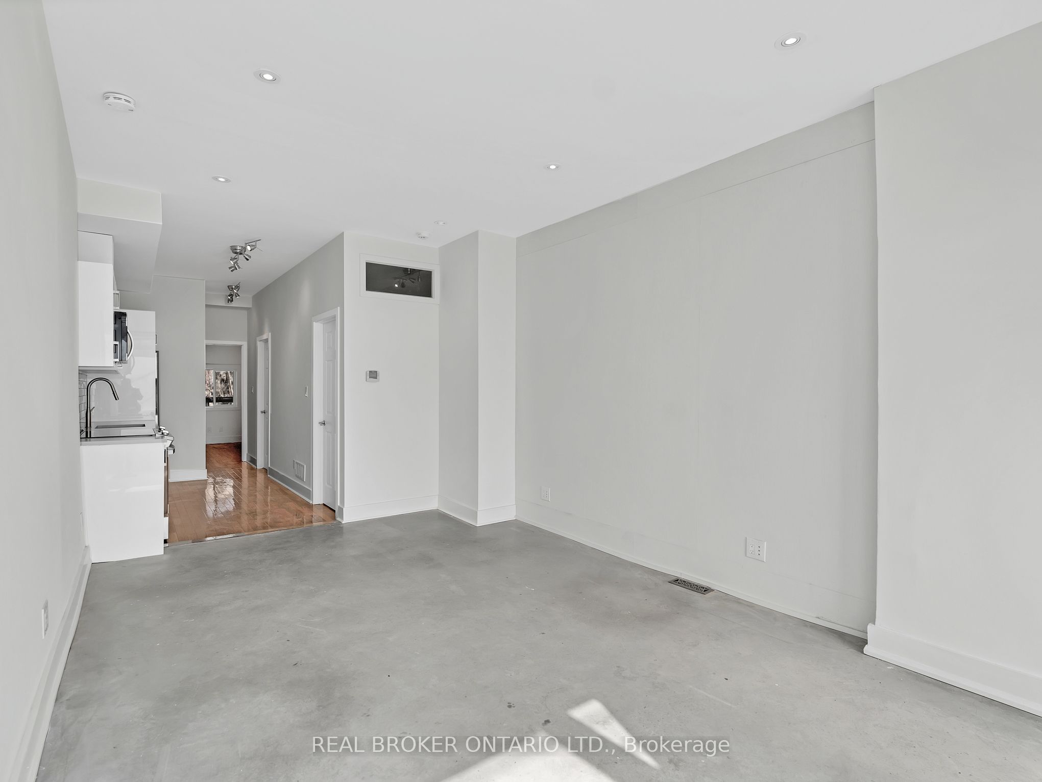 1928 Gerrard Street E Main Fl Property Photo 5
