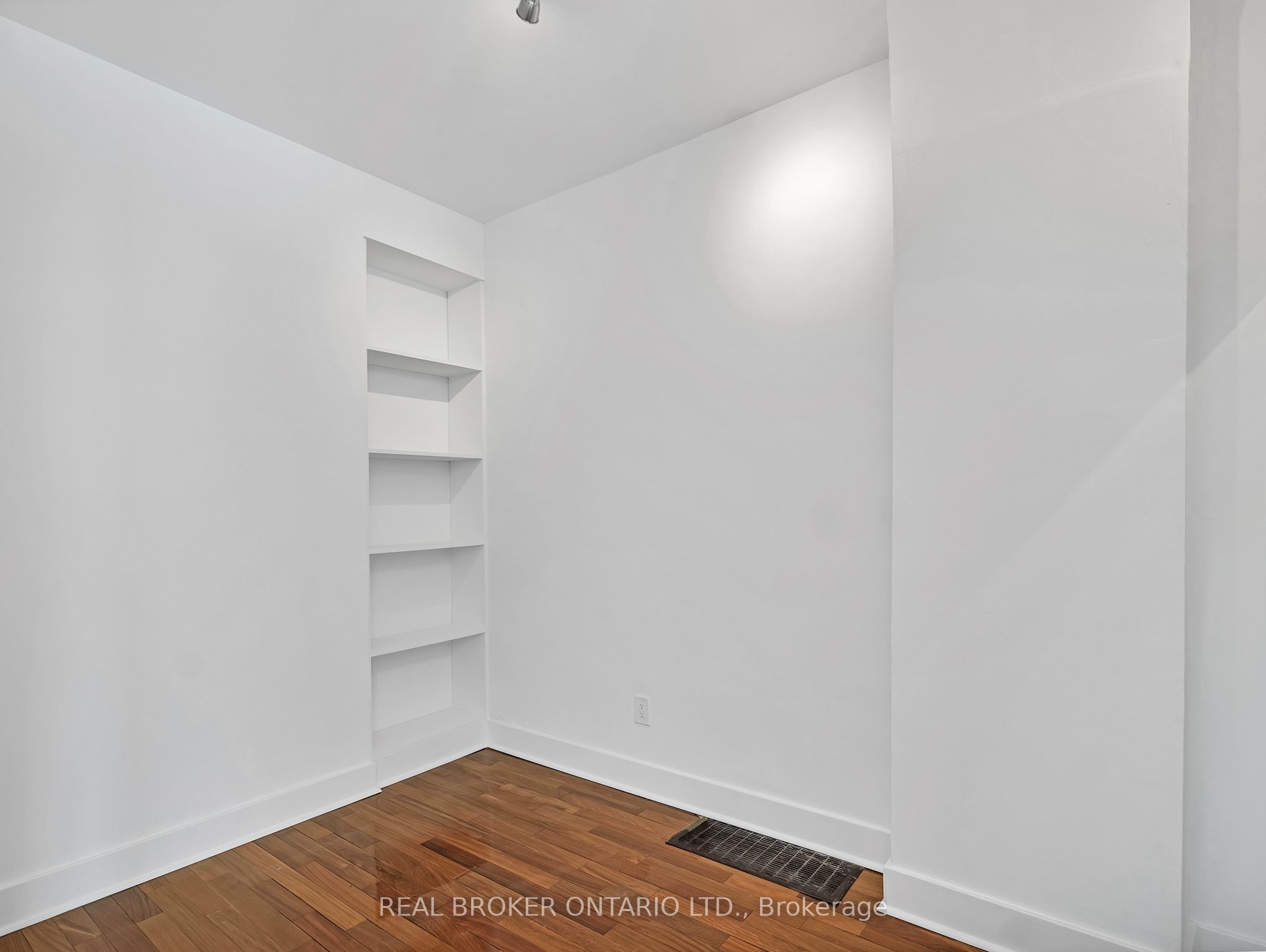 1928 Gerrard Street E Main Fl Property Photo 7
