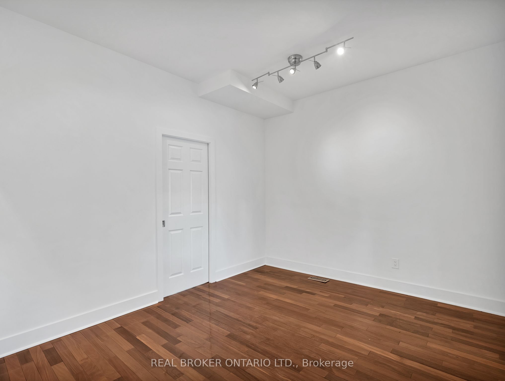 1928 Gerrard Street E Main Fl Property Photo 14