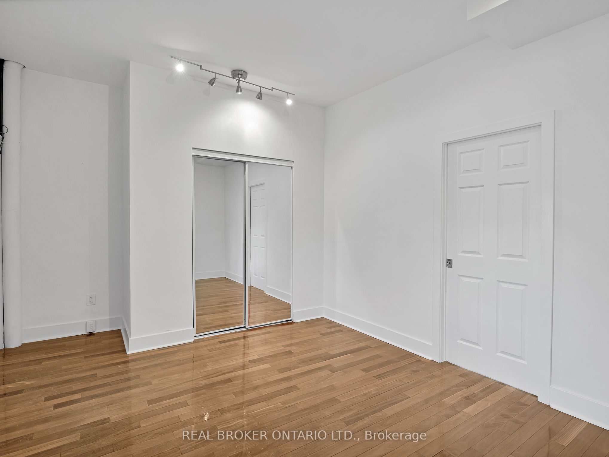 1928 Gerrard Street E Main Fl Property Photo 15