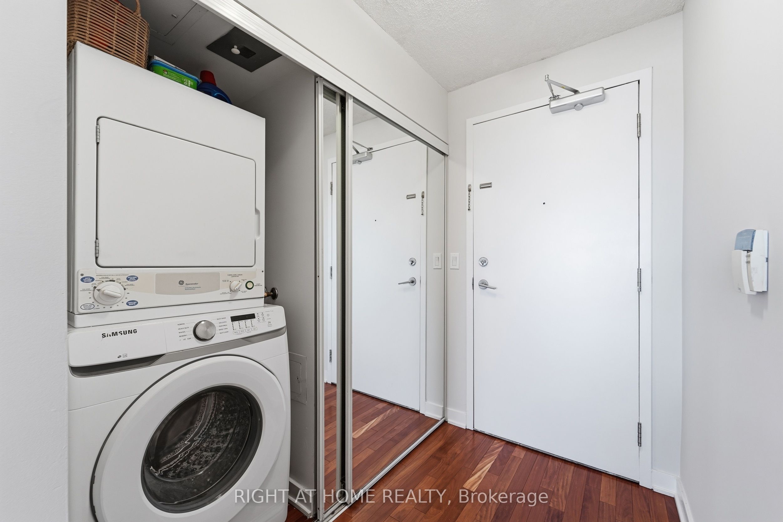 38 Lee Centre Drive 1612 Property Photo 3