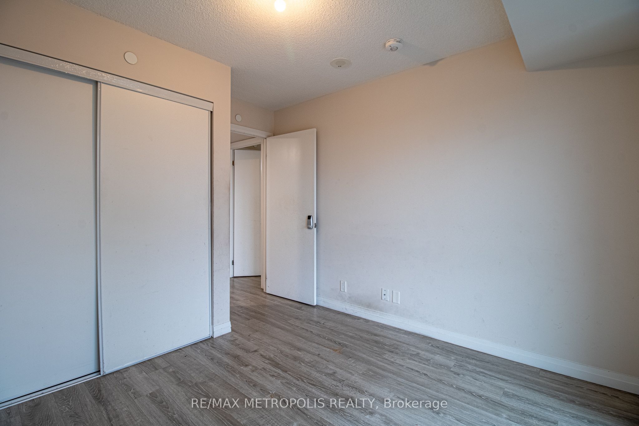 2152 Lawrence Avenue E 1502 Property Photo 11