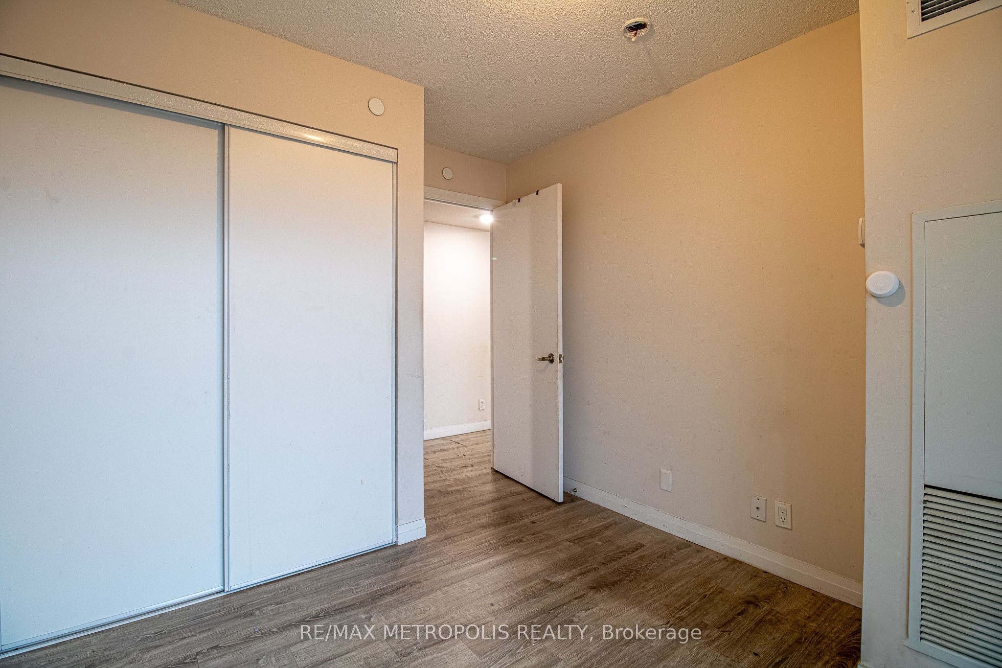 2152 Lawrence Avenue E 1502 Property Photo 14
