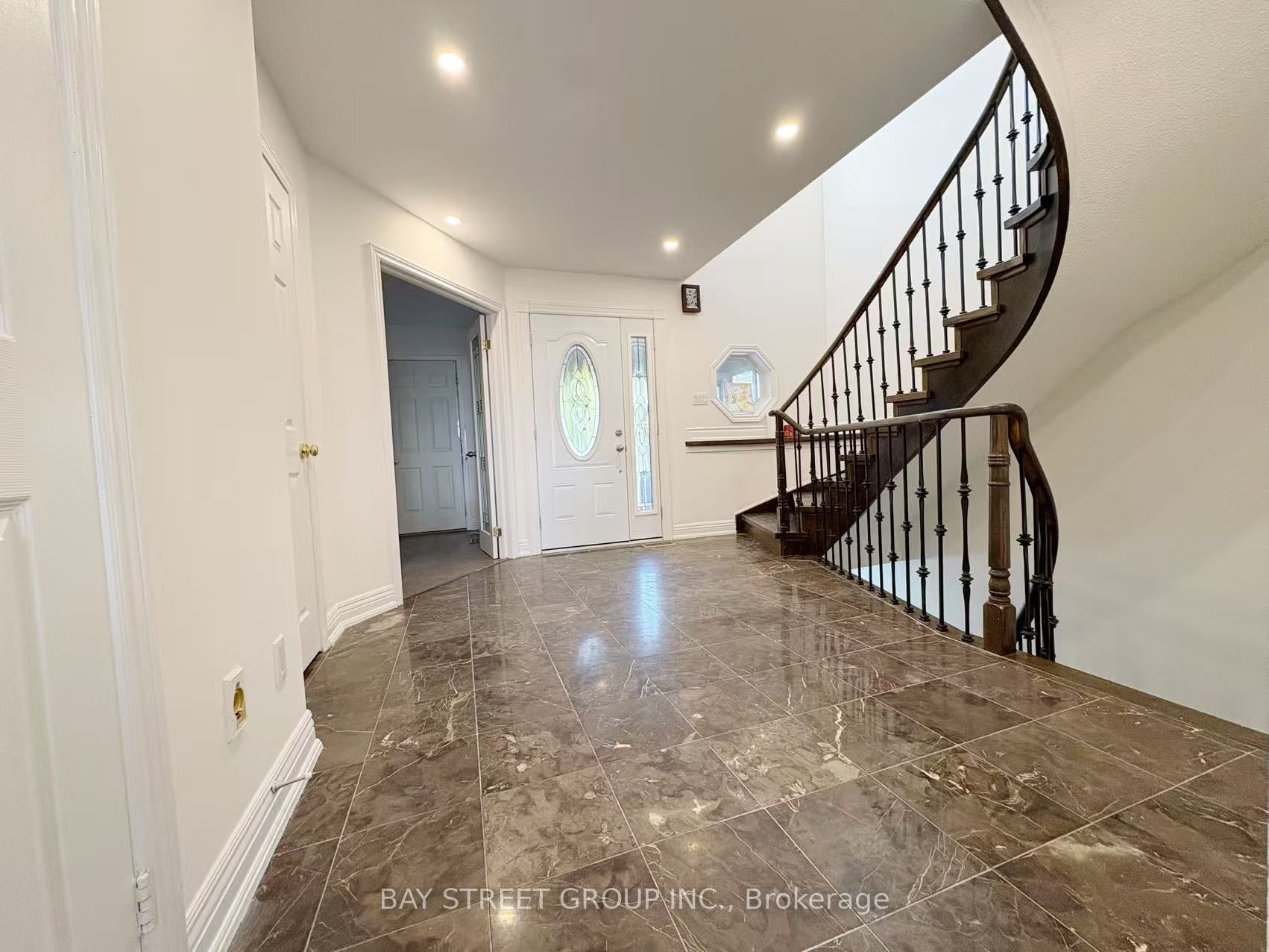 48 New Forest Square Property Photo 2