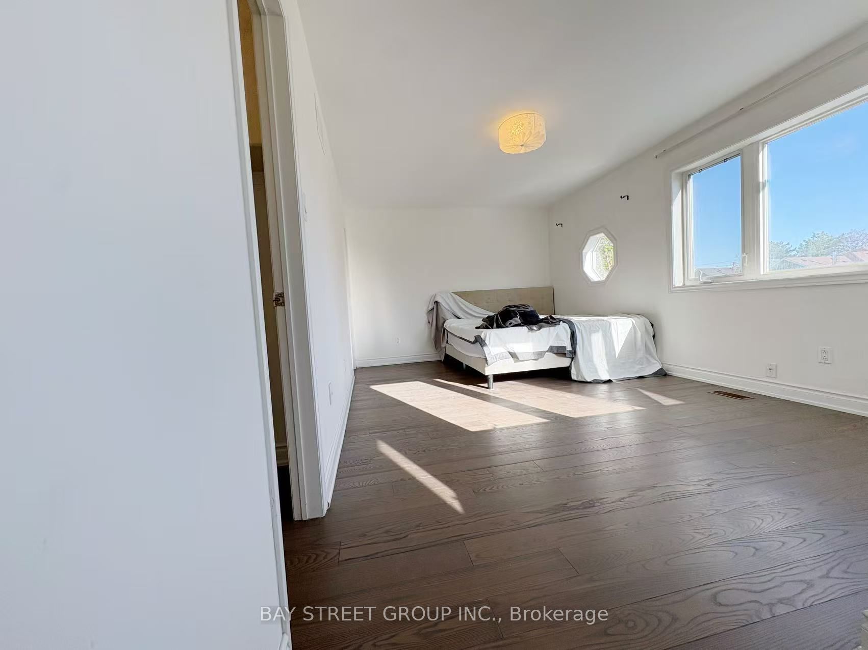 48 New Forest Square Property Photo 12