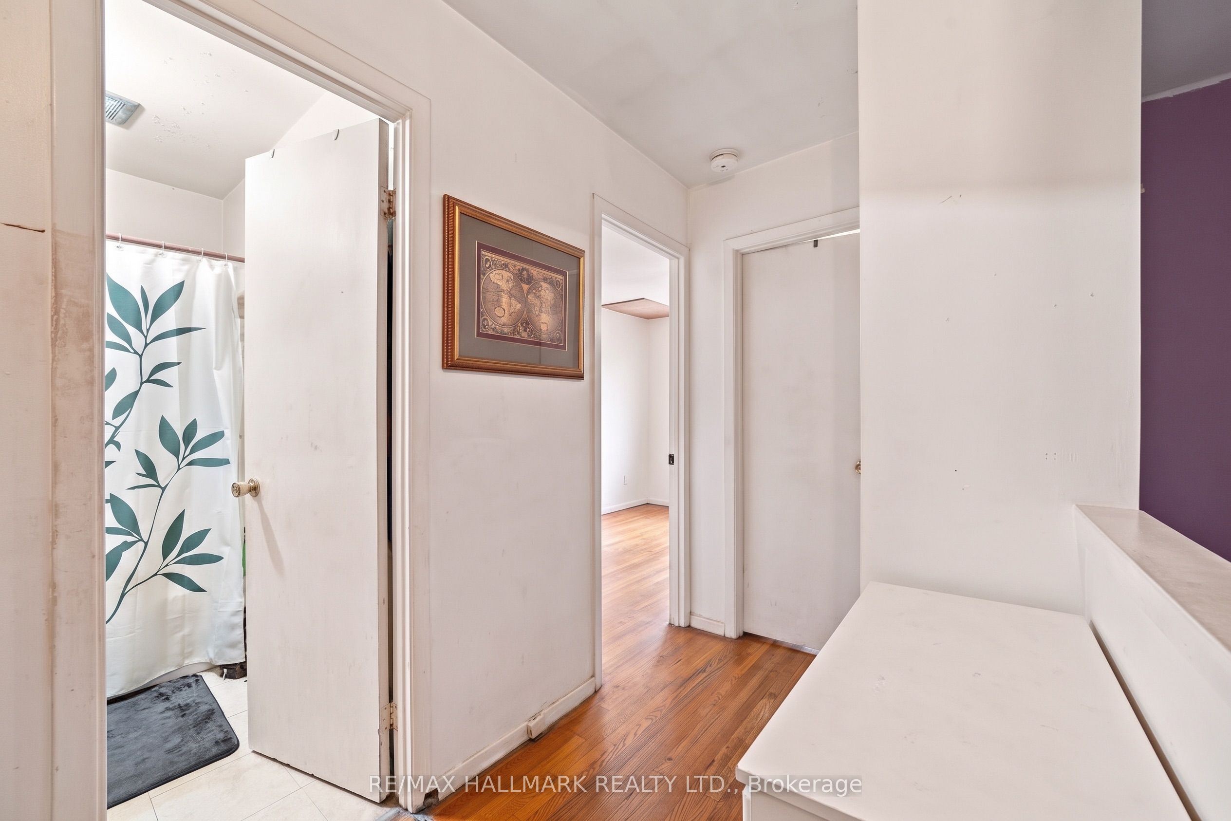 1487 Gerrard Street E Property Photo 32