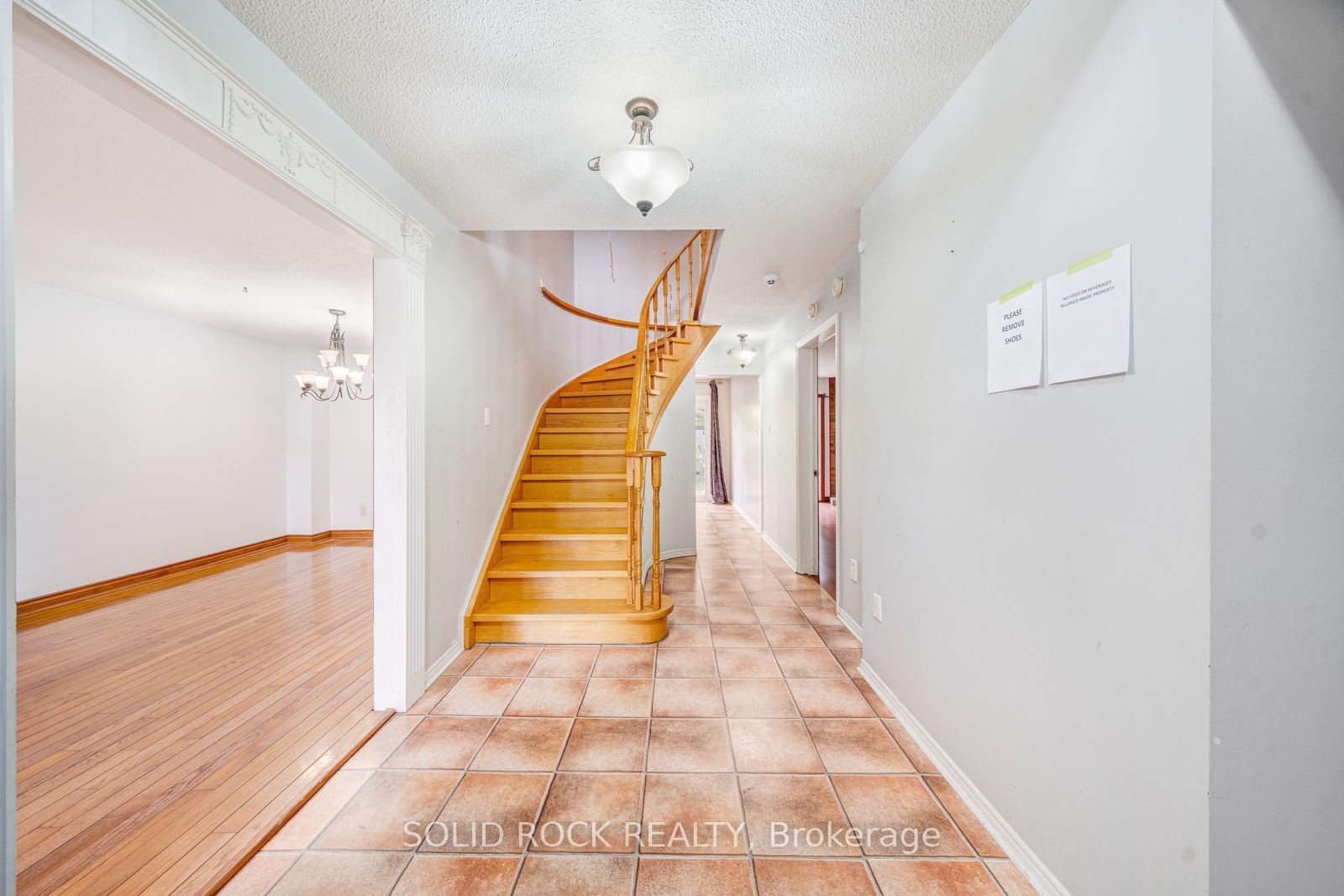 2394 Strathmore Crescent Property Photo 3