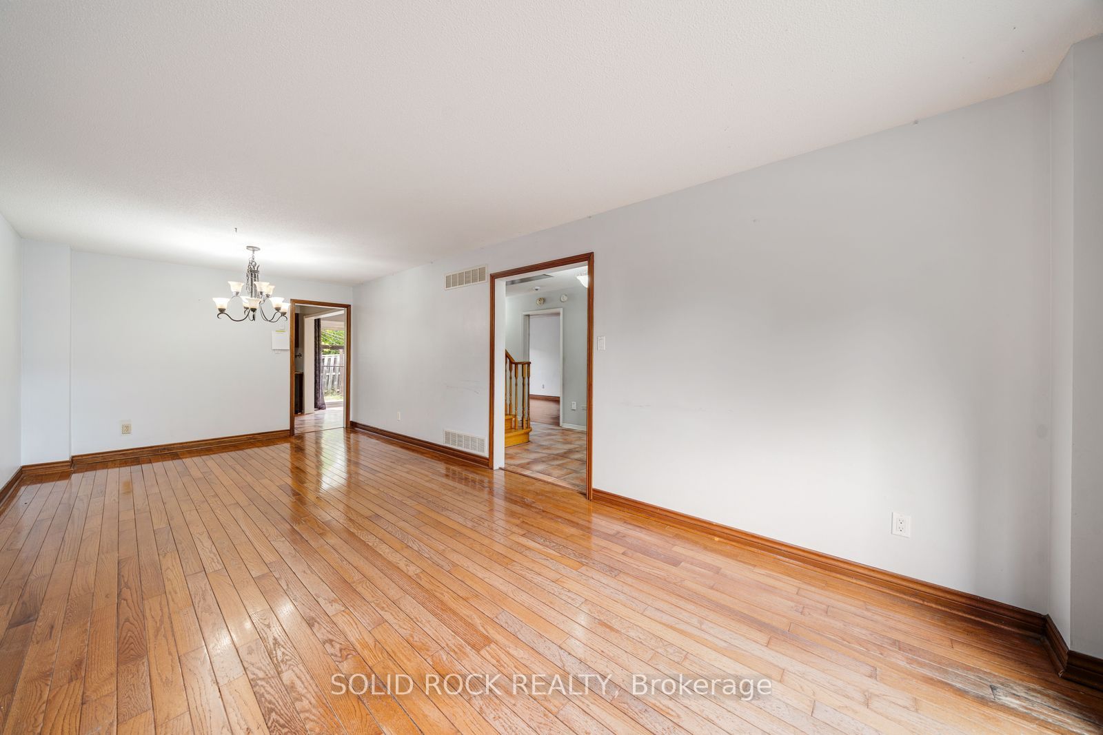 2394 Strathmore Crescent Property Photo 4