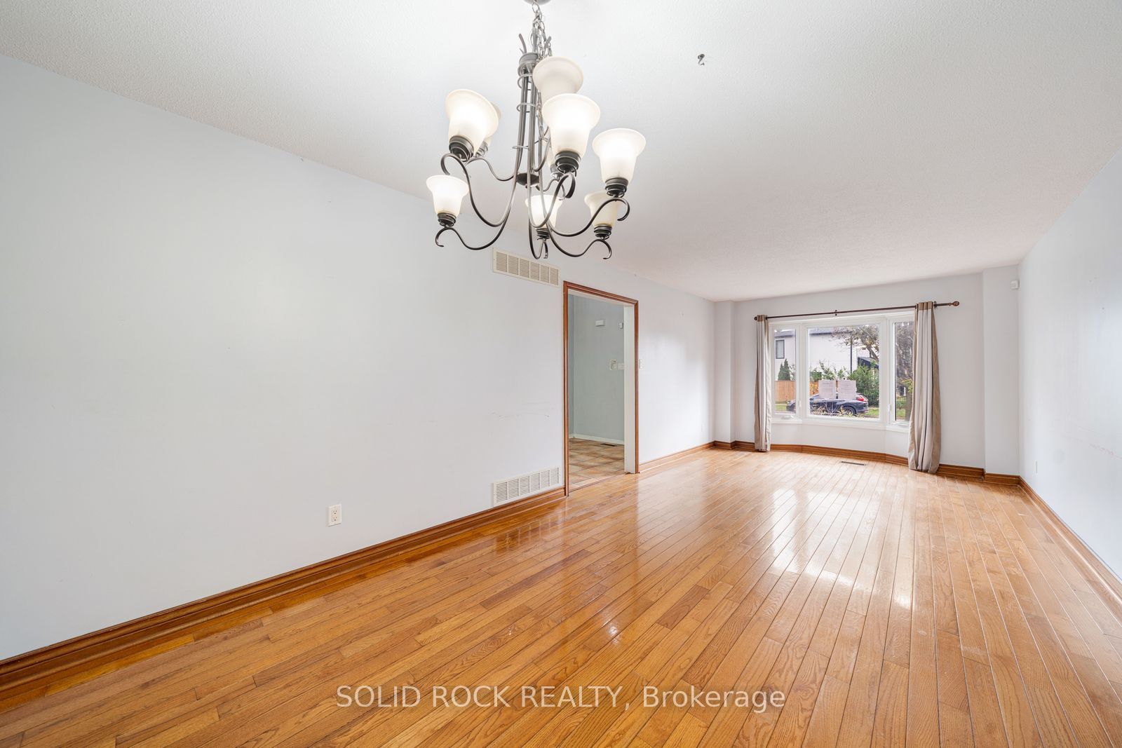 2394 Strathmore Crescent Property Photo 5