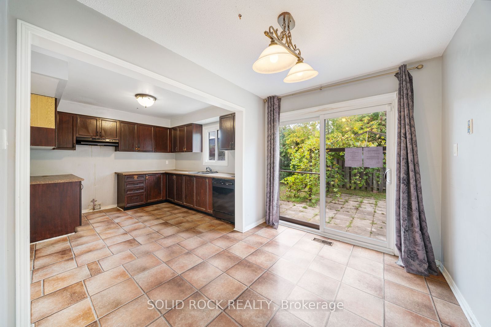 2394 Strathmore Crescent Property Photo 6