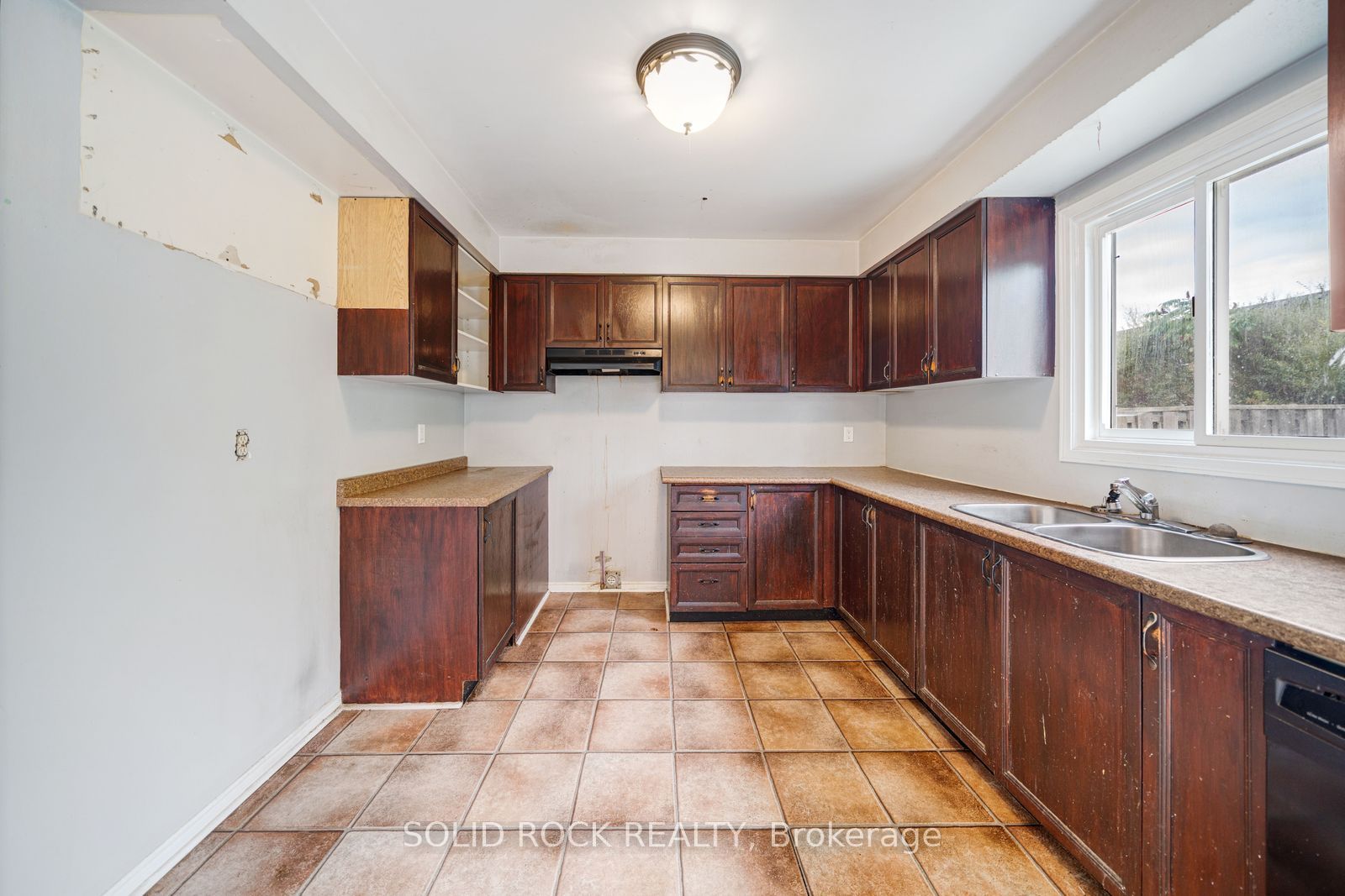 2394 Strathmore Crescent Property Photo 7