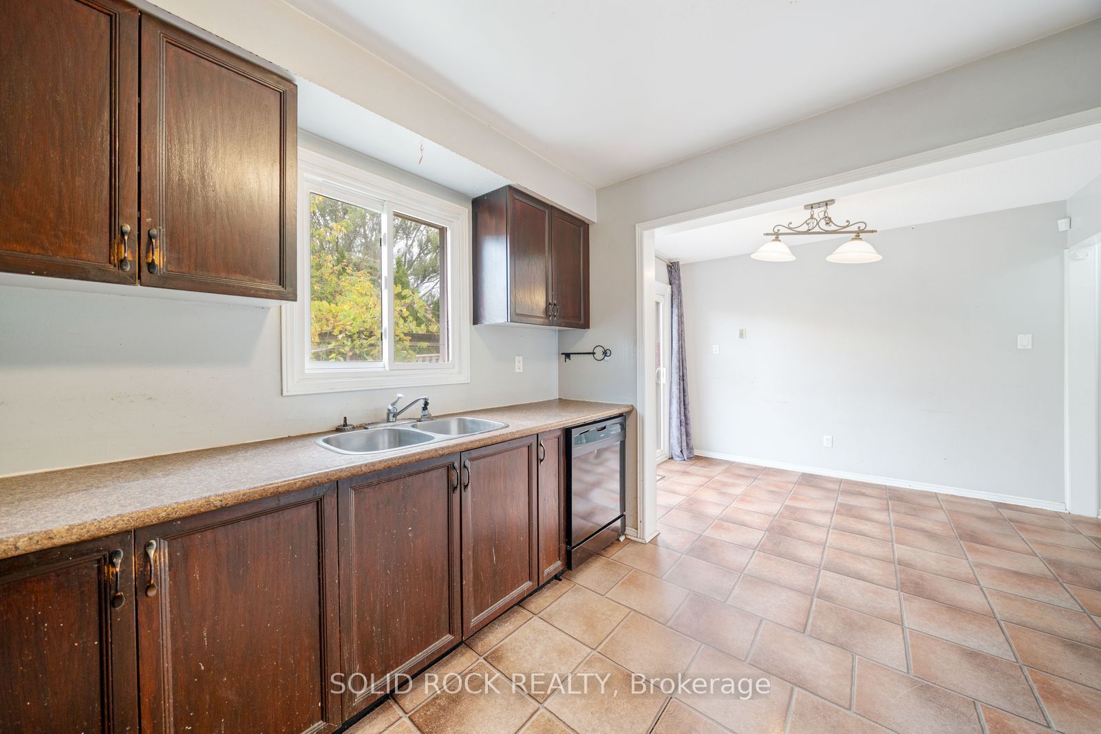 2394 Strathmore Crescent Property Photo 9