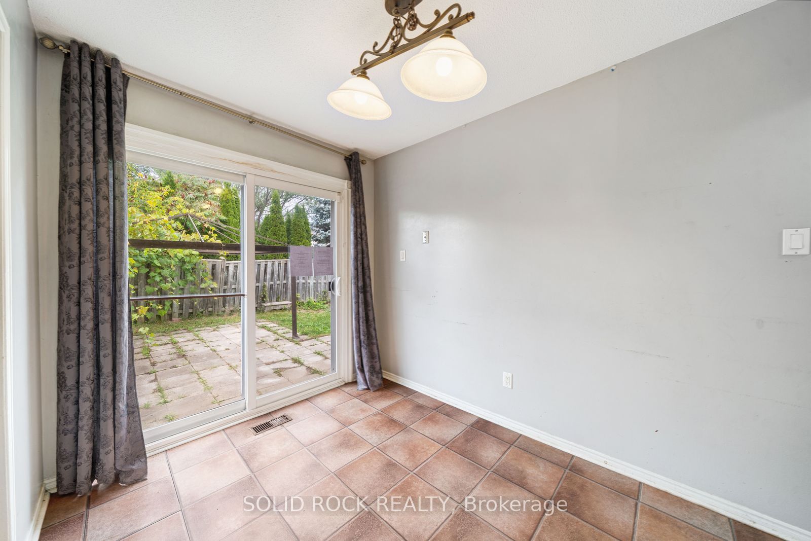 2394 Strathmore Crescent Property Photo 10