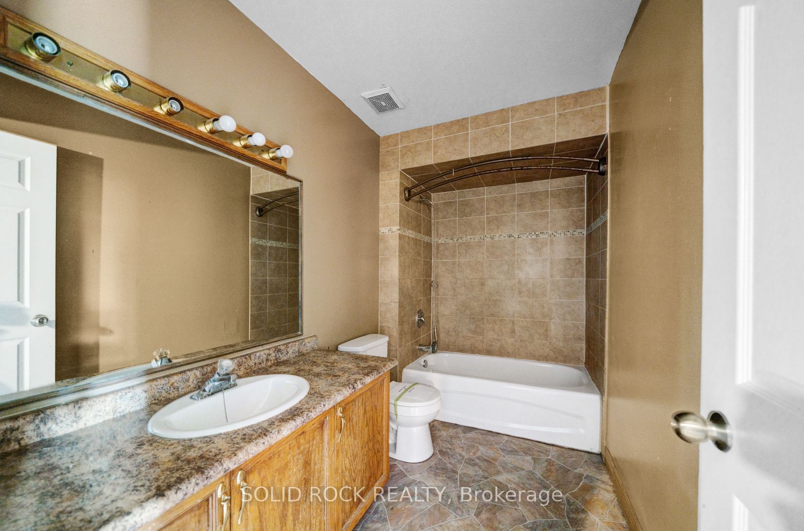 2394 Strathmore Crescent Property Photo 30