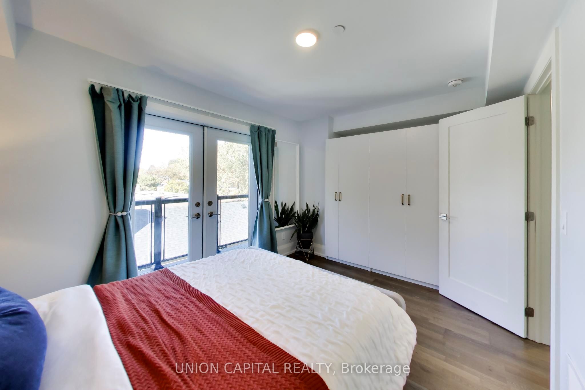 952 Dundas Street E Property Photo 24