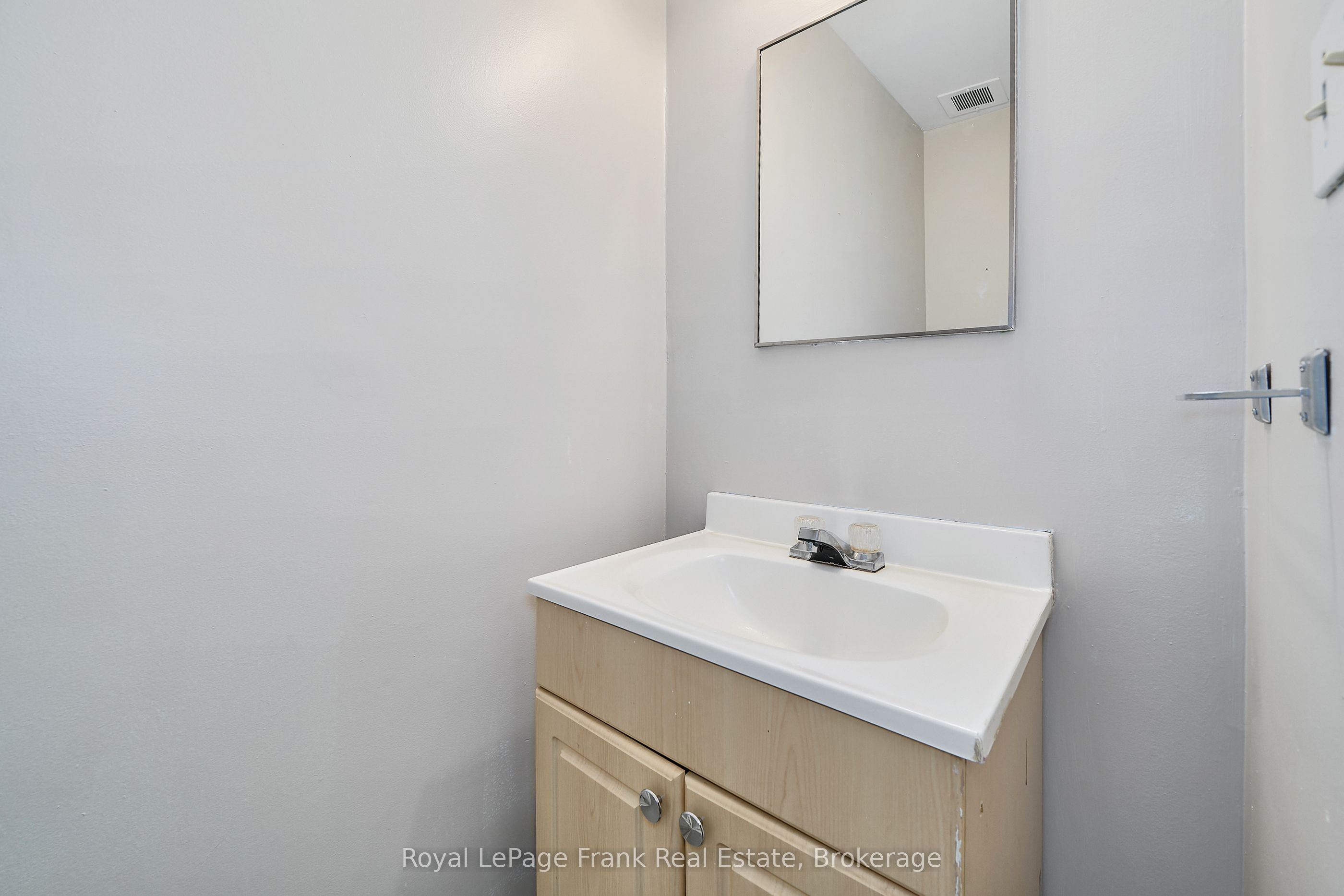 321 Blackthorn Street 39 Property Photo 4