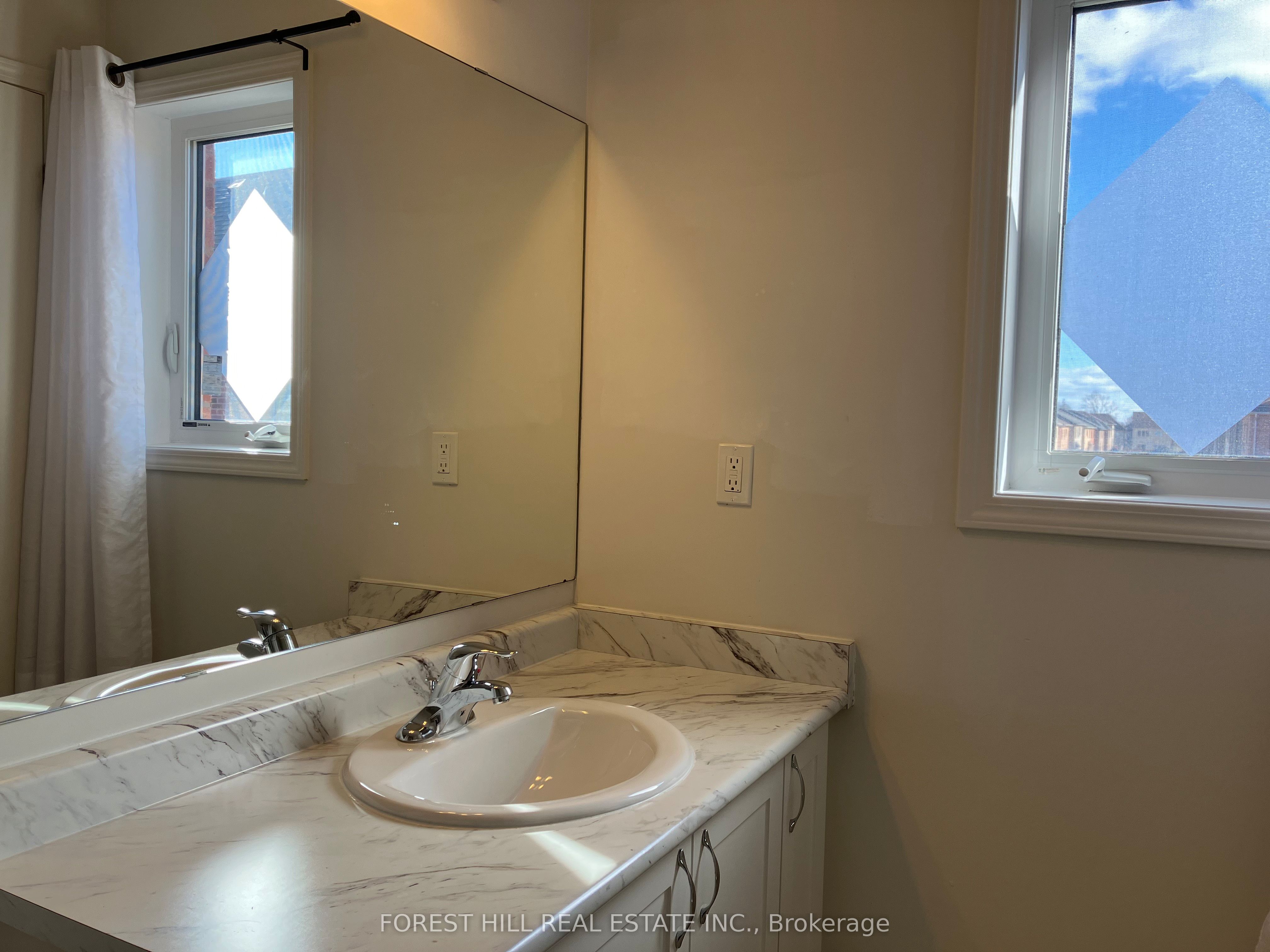 2448 Equestrian Crescent Property Photo 16