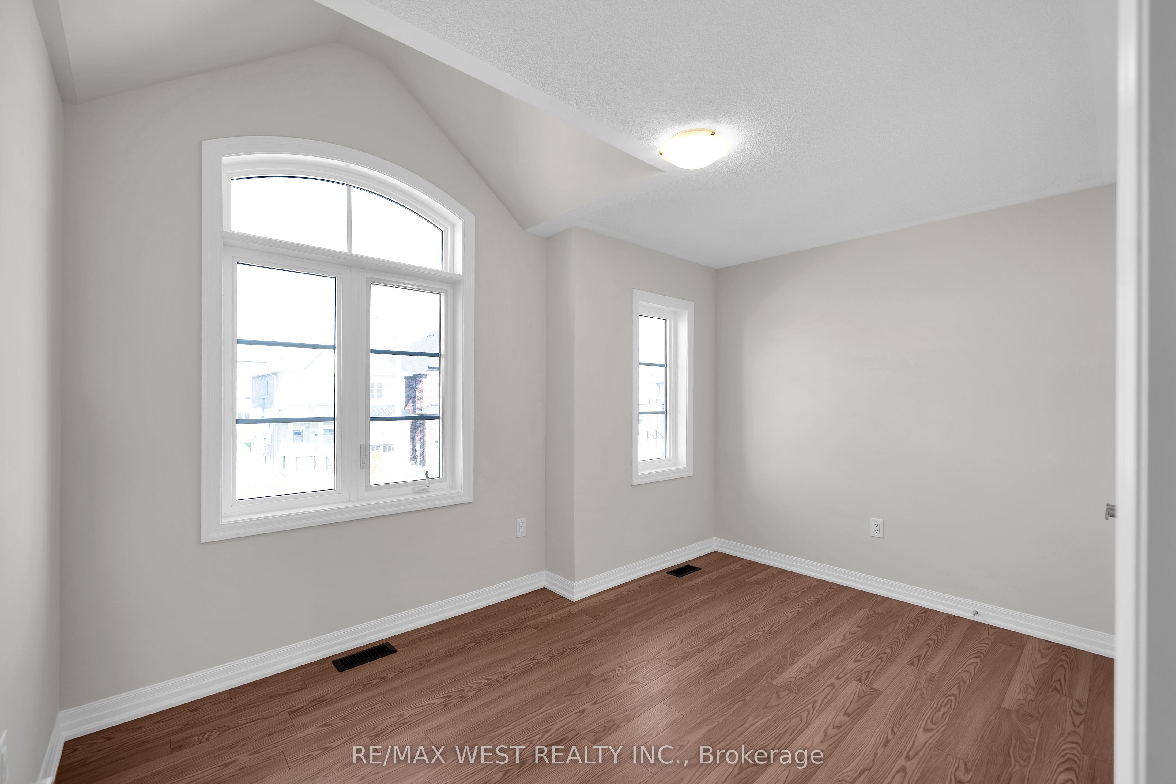 51 Northrop Avenue Property Photo 6