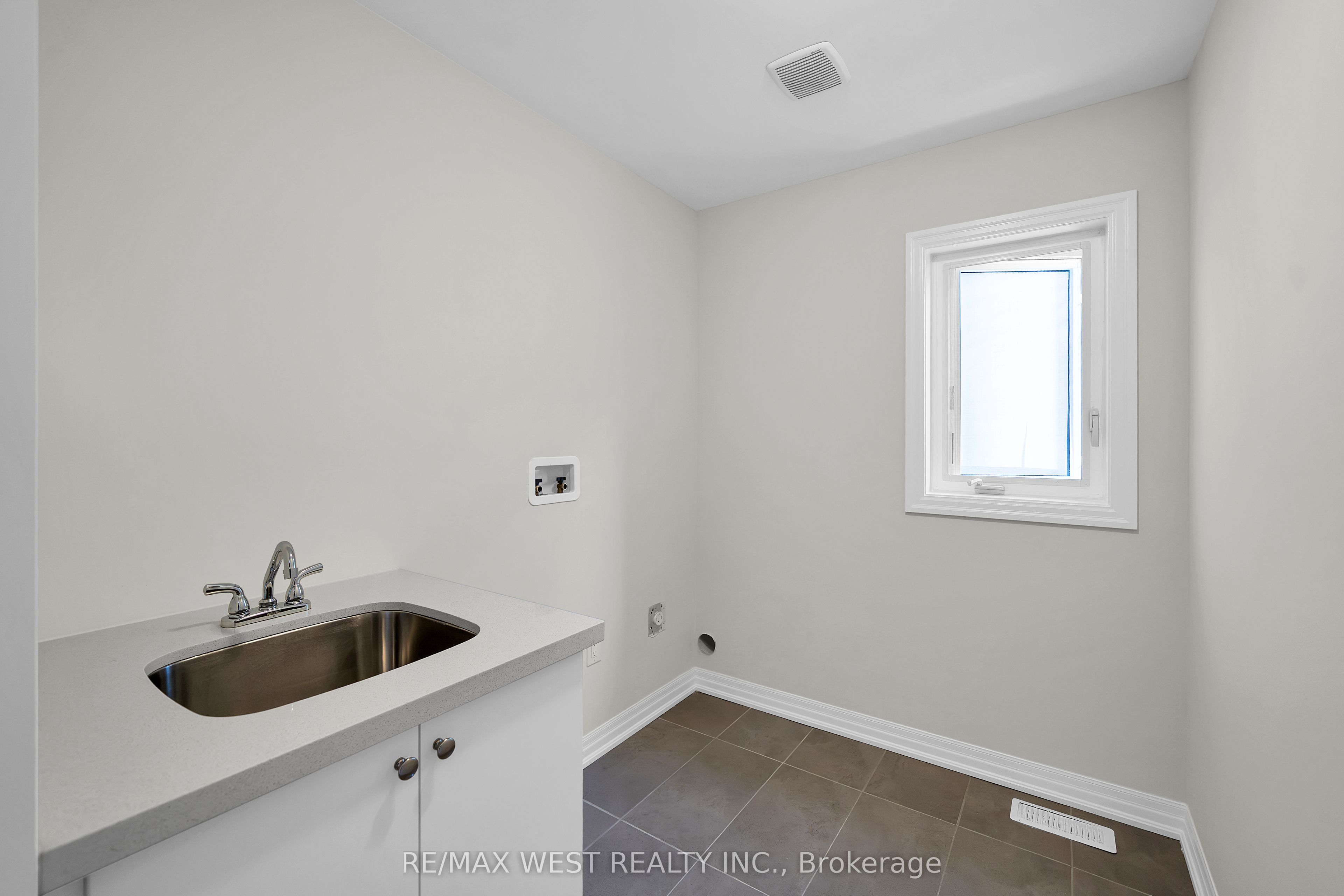 51 Northrop Avenue Property Photo 12