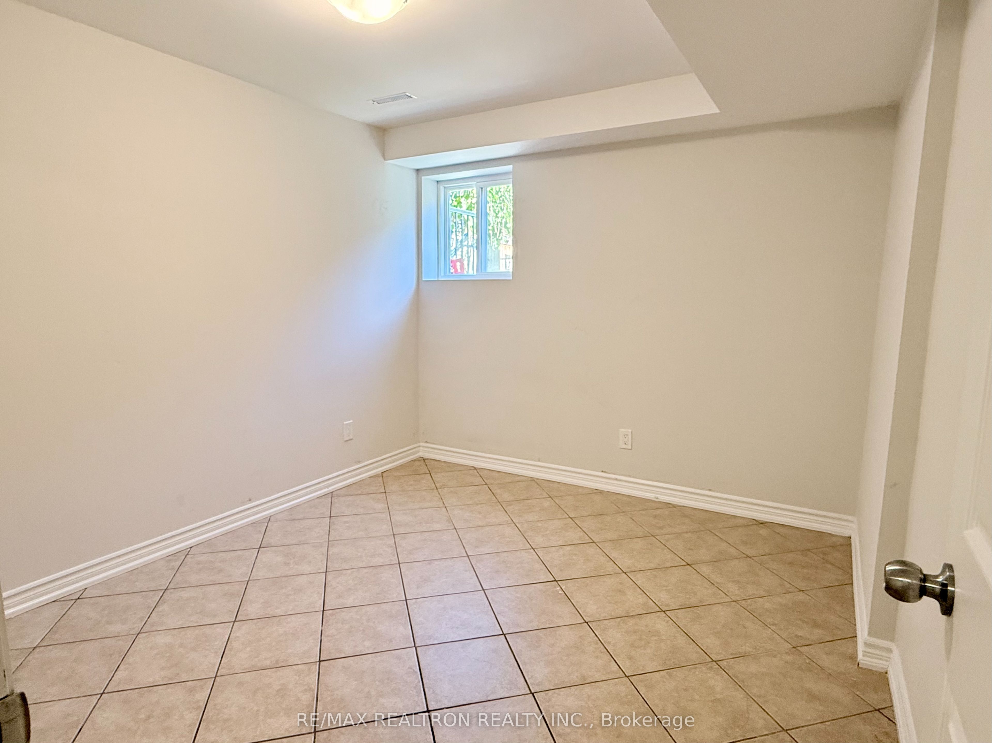 68 Flint Crescent Property Photo 18