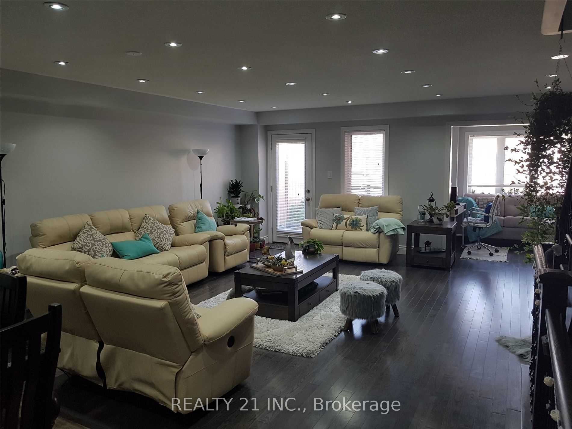 37 Pringdale Gardens Circle Property Photo 4