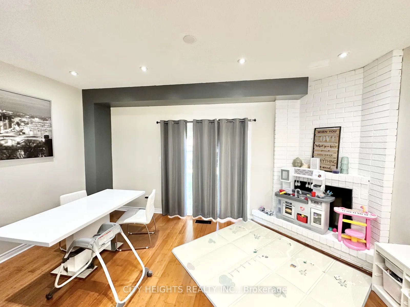 35 Mansewood Gardens Property Photo 3