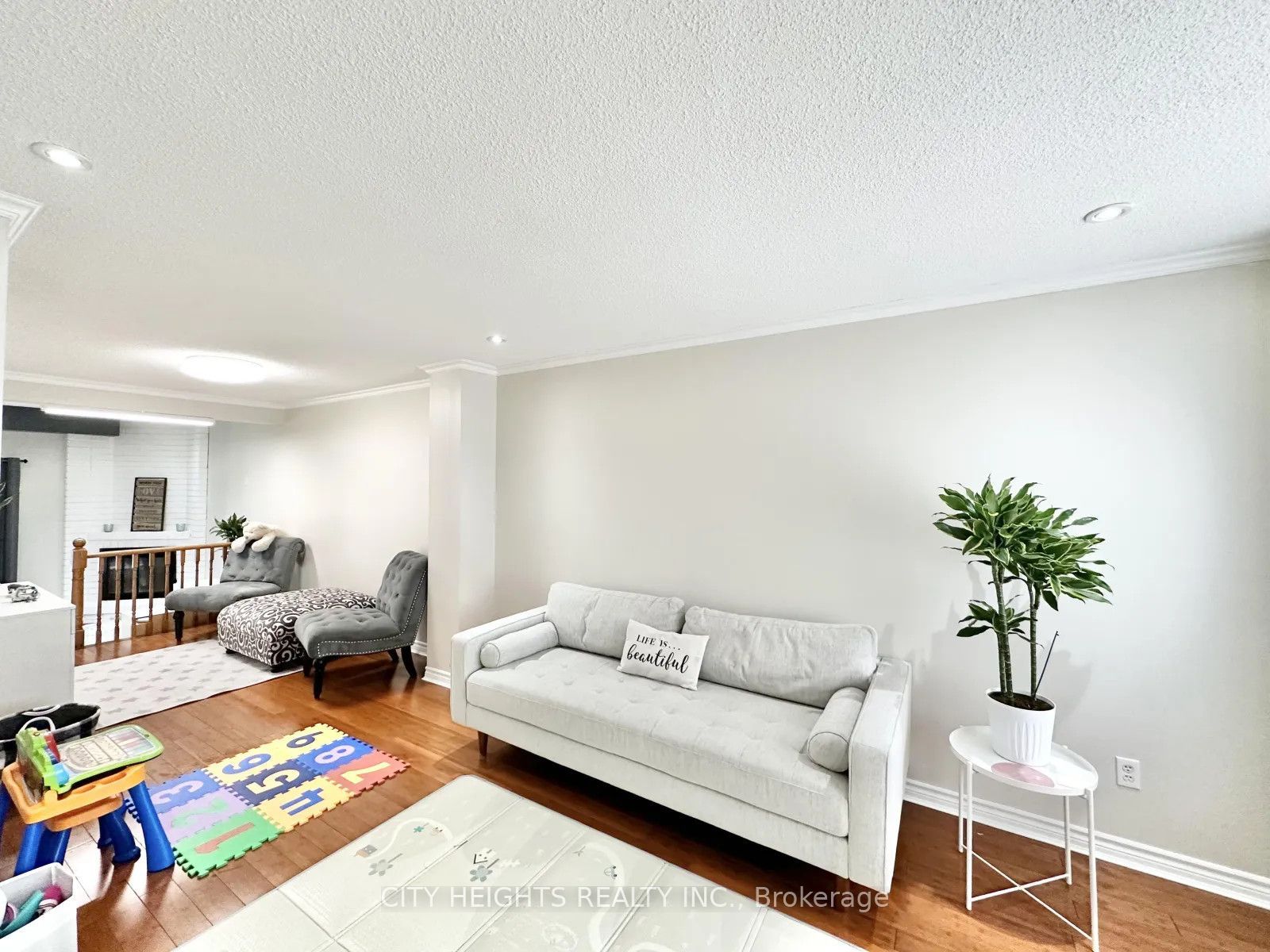 35 Mansewood Gardens Property Photo 6