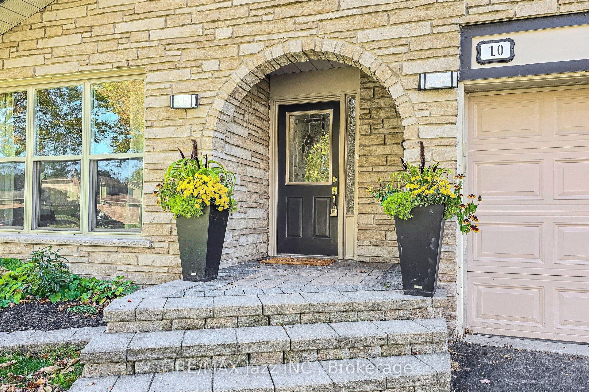 10 Trinity Crescent Property Photo 3