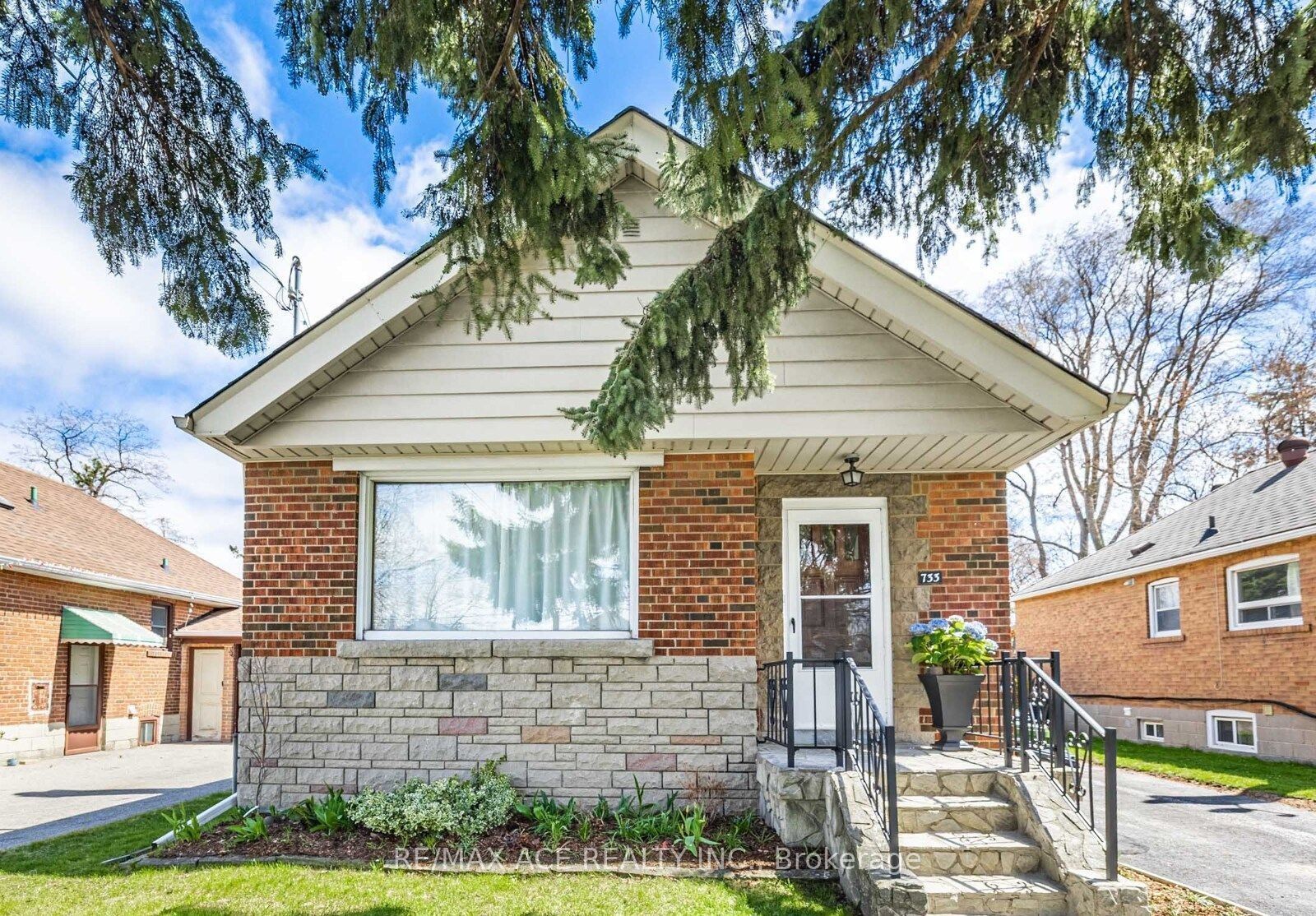 733 Pharmacy Avenue Property Photo 1