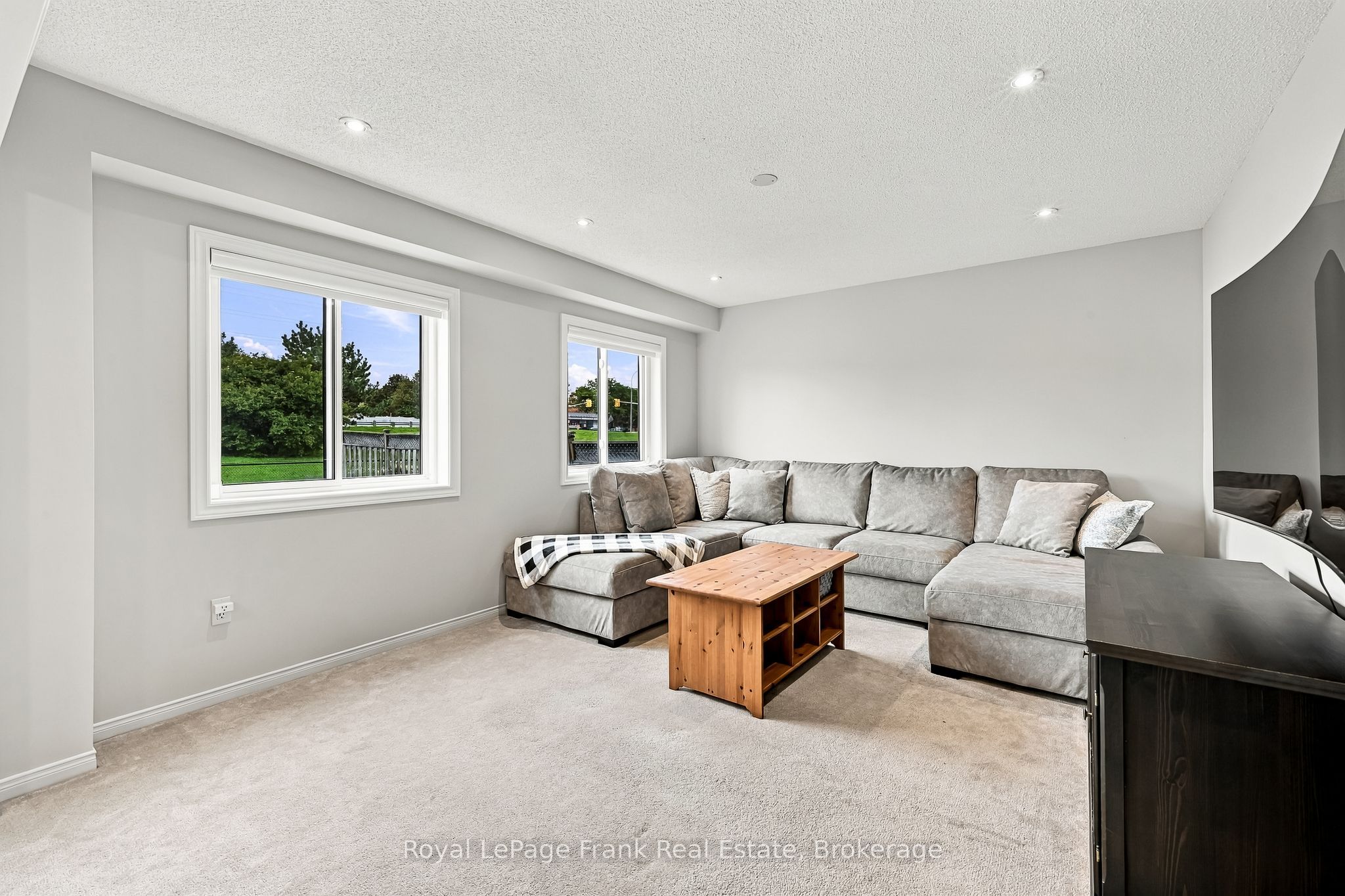 10 Oceanpearl Crescent Property Photo 7