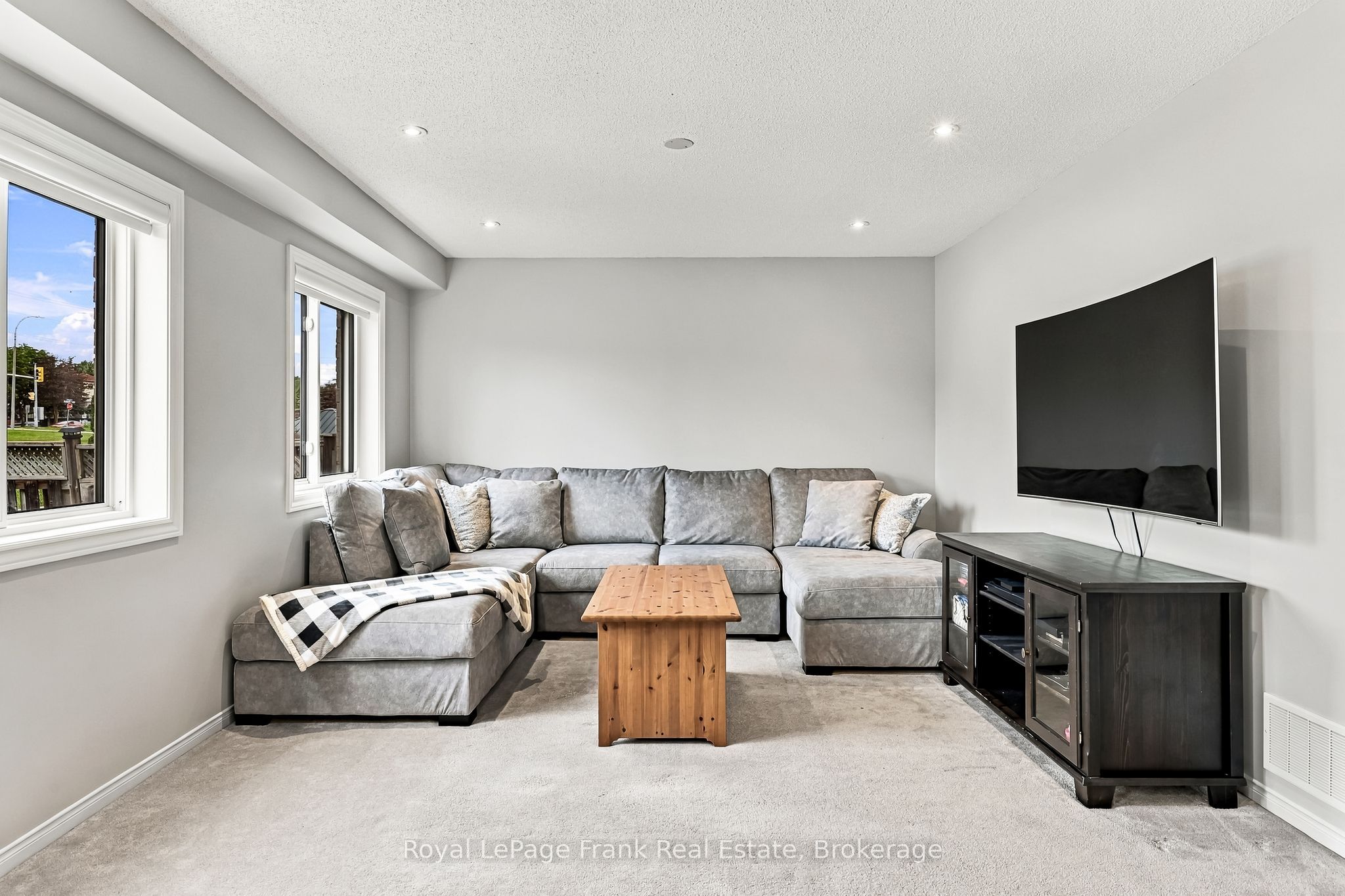 10 Oceanpearl Crescent Property Photo 8