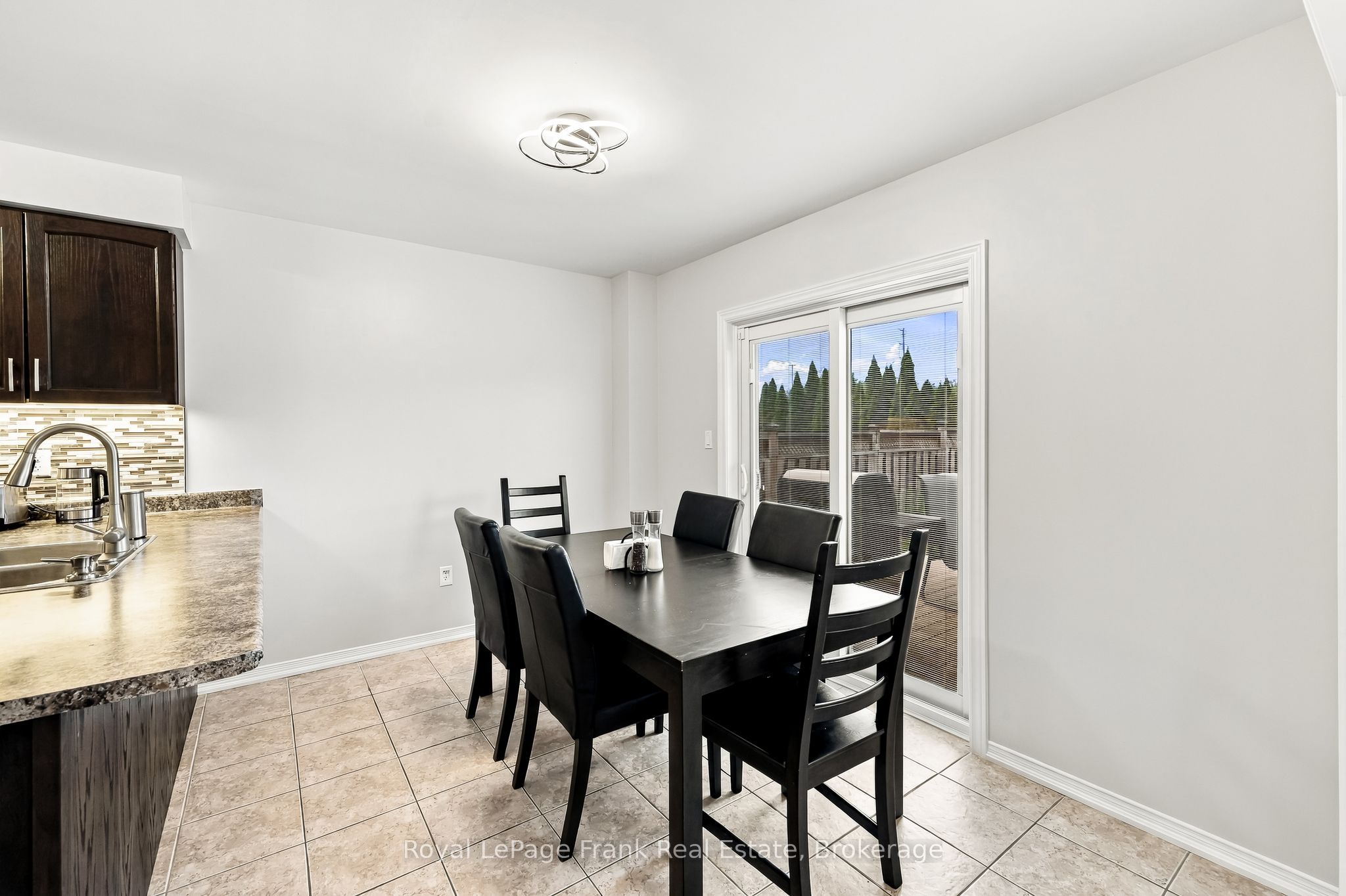 10 Oceanpearl Crescent Property Photo 11