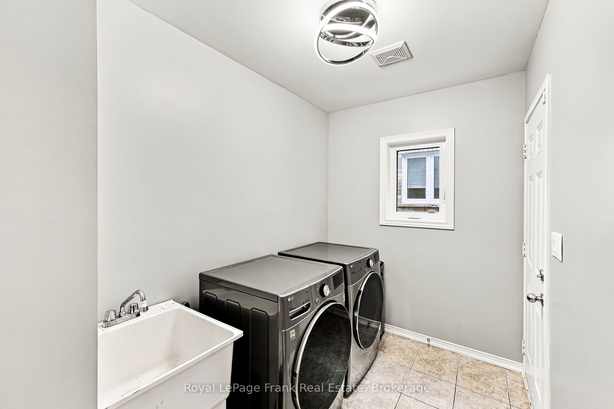 10 Oceanpearl Crescent Property Photo 19