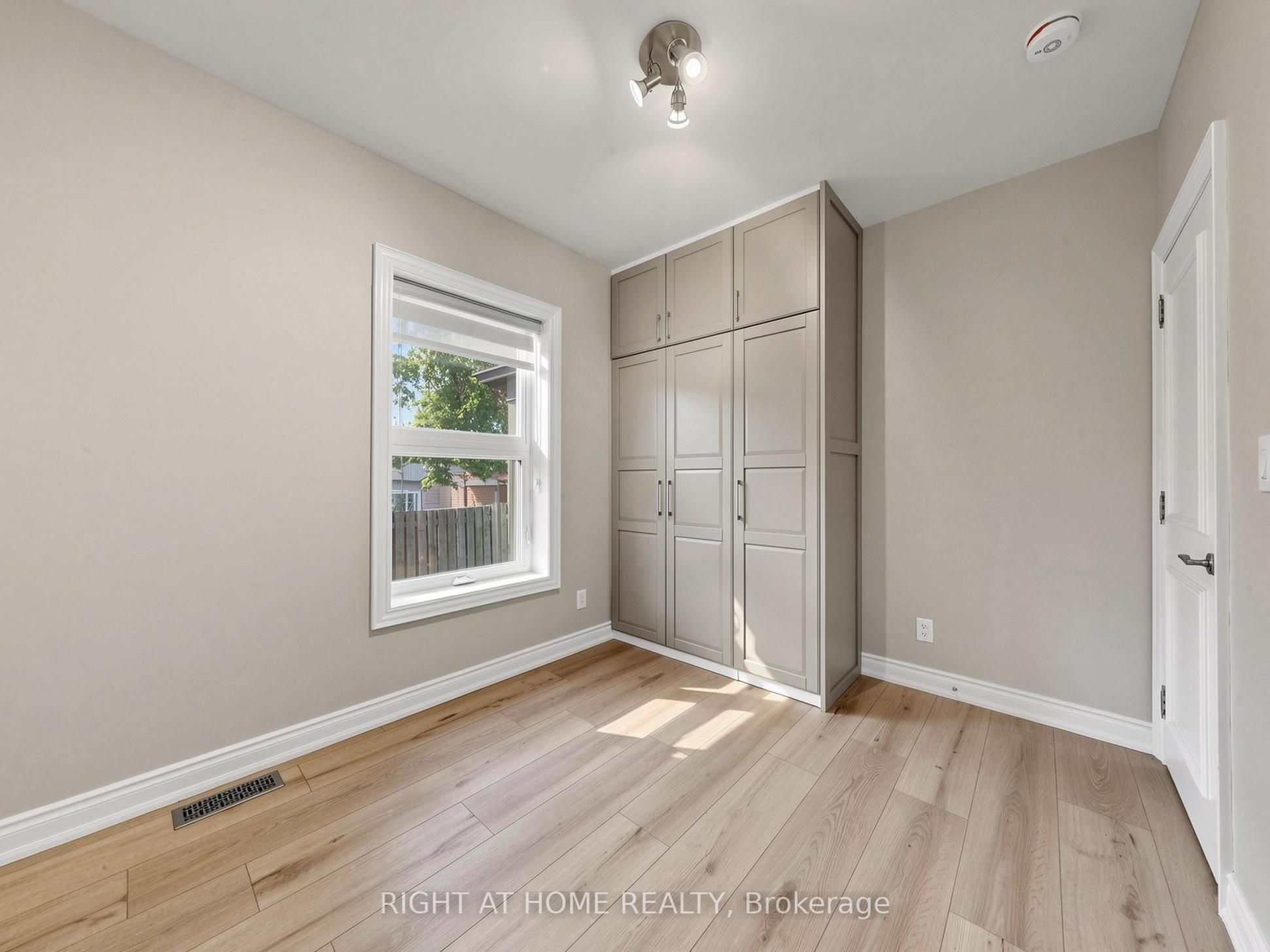 97 Park Road N Property Photo 13
