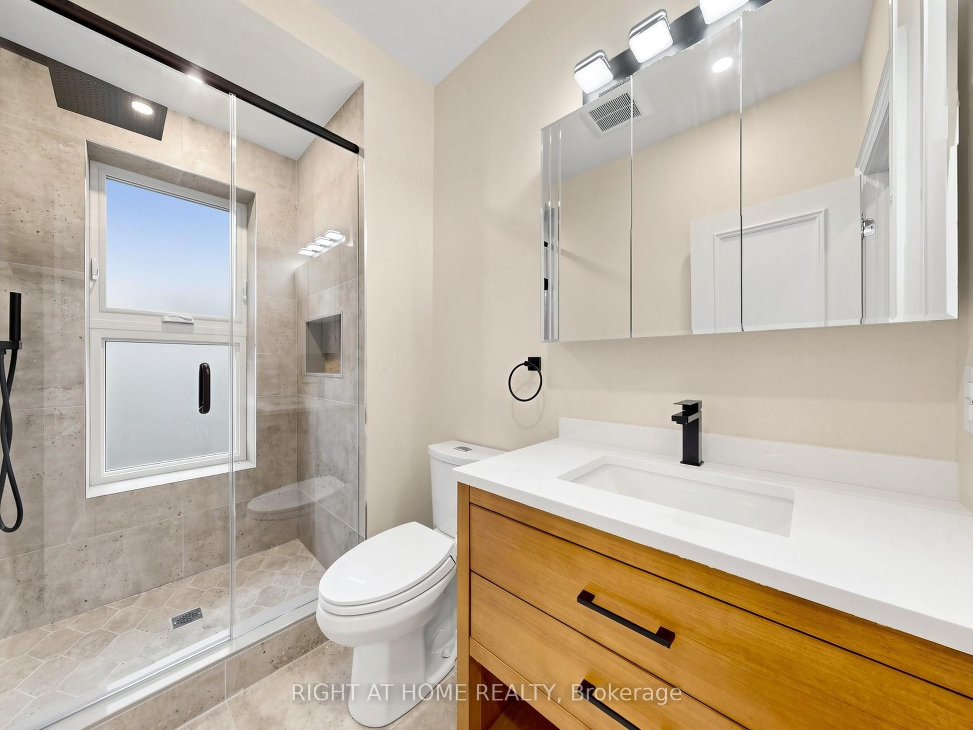 97 Park Road N Property Photo 16